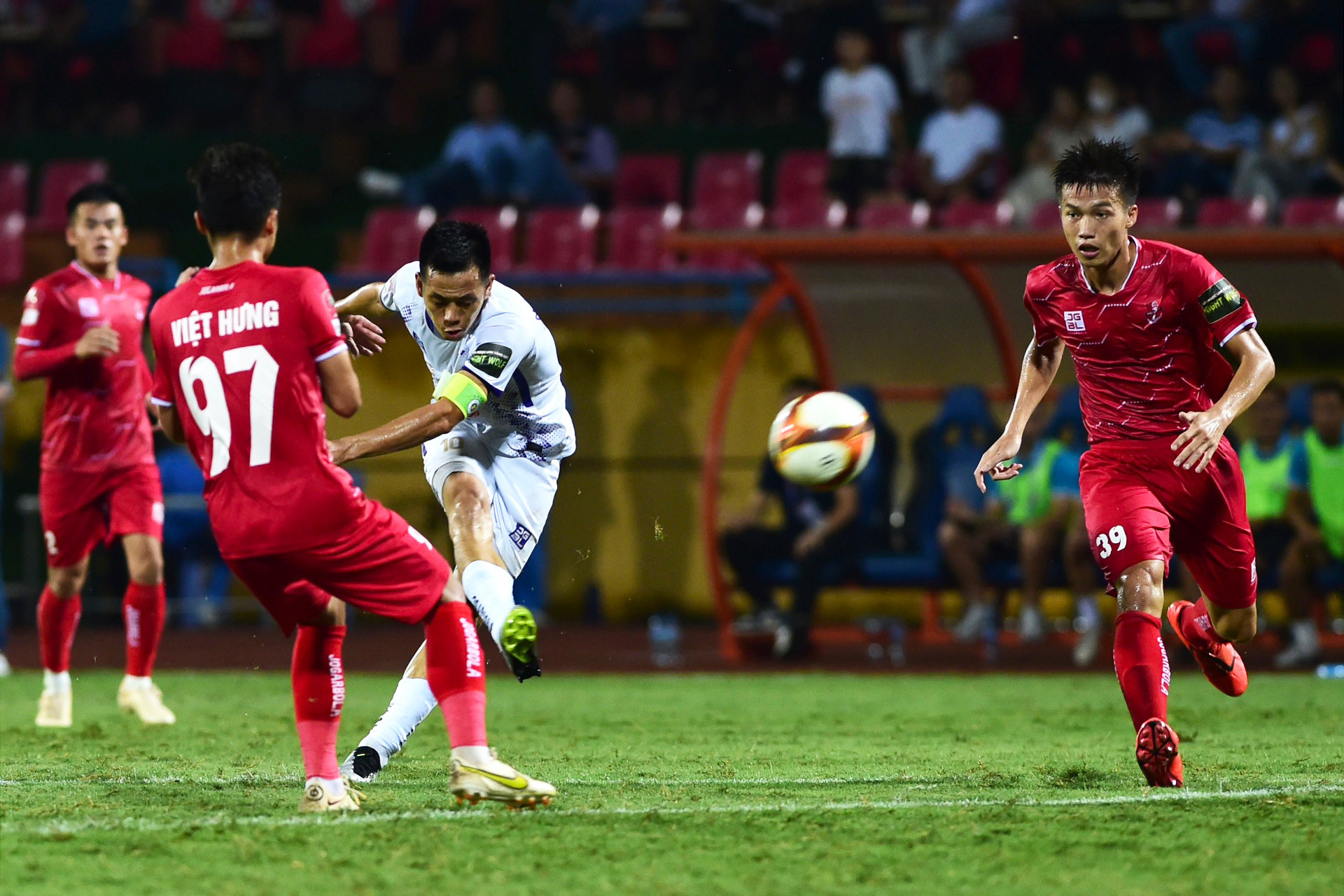 Phút 45+3, đến lượt Hữu Sơn của Hải Phòng để tay chạm bóng trong vòng cấm, trọng tài Mai Xuân Hùng lập tức thổi phạt đền cho Hà Nội FC sau khi kiểm tra VAR. Từ khoảng cách 11m, đội trưởng Văn Quyết dễ dàng đánh lừa Đình Triệu, nâng tỷ số lên 2-1 cho CLB Hà Nội.