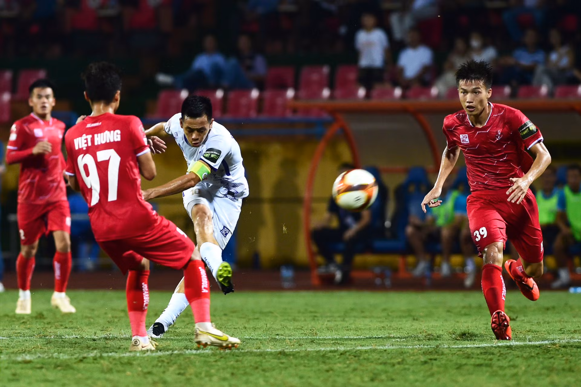 Phút 45+3, đến lượt Hữu Sơn của Hải Phòng để tay chạm bóng trong vòng cấm, trọng tài Mai Xuân Hùng lập tức thổi phạt đền cho Hà Nội FC sau khi kiểm tra VAR. Từ khoảng cách 11m, đội trưởng Văn Quyết dễ dàng đánh lừa Đình Triệu, nâng tỷ số lên 2-1 cho CLB Hà Nội.