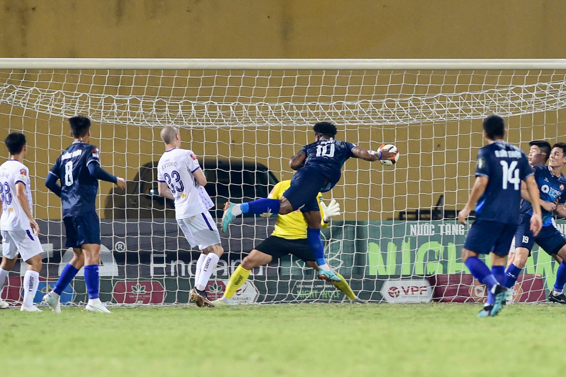 [Ảnh] Hà Nội rượt đuổi tỷ số cùng Bình Định ảnh 7