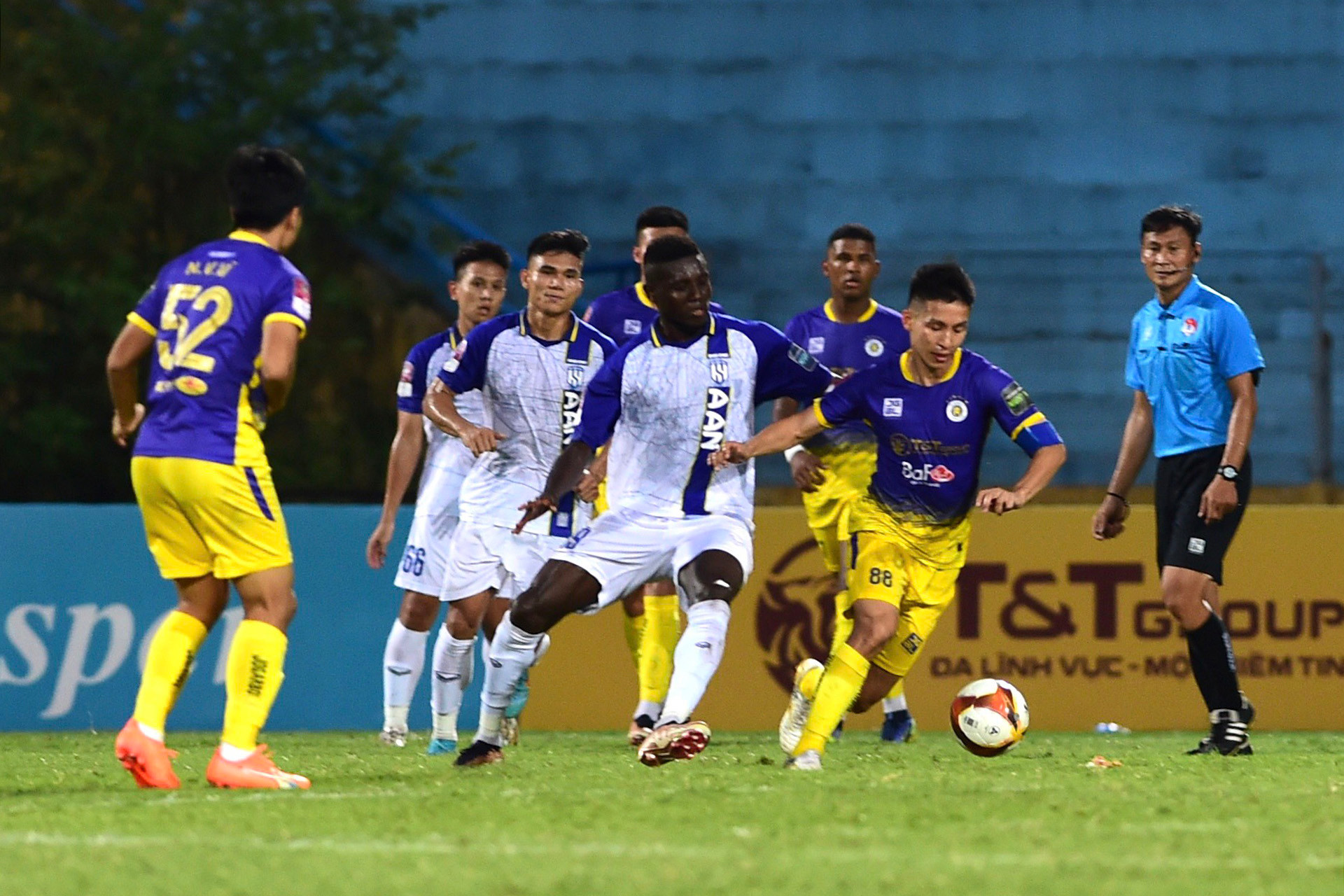 Các cầu thủ Hà Nội bứt tốc ngay sau đó nhằm tìm kiếm bàn gỡ.