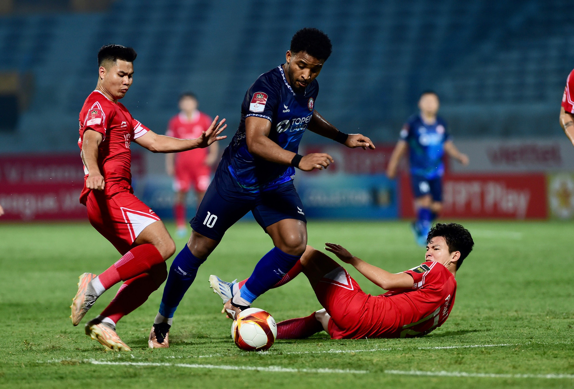 Ngoại binh của Topenland Bình Định lấn lướt.