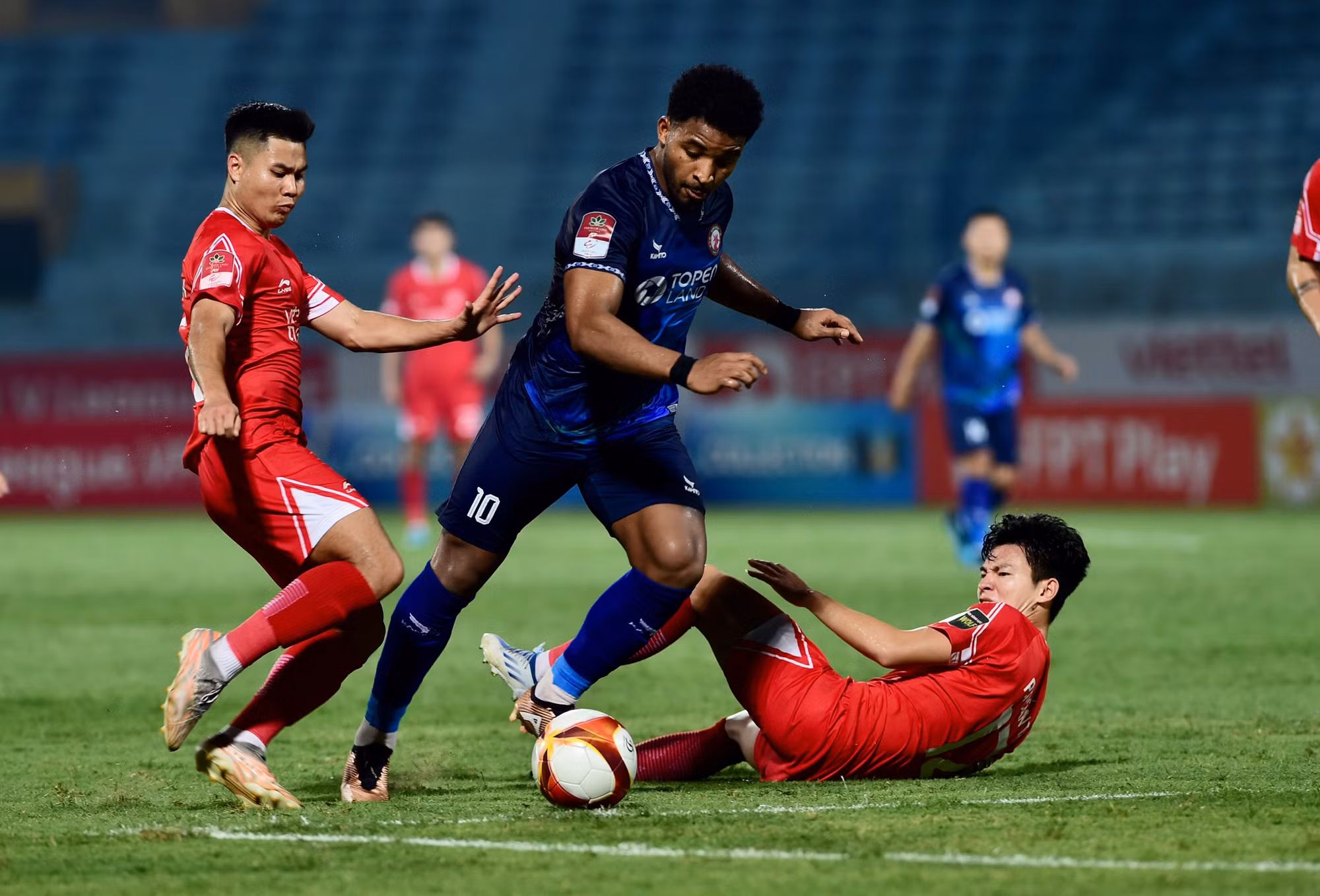 Ngoại binh của Topenland Bình Định lấn lướt.