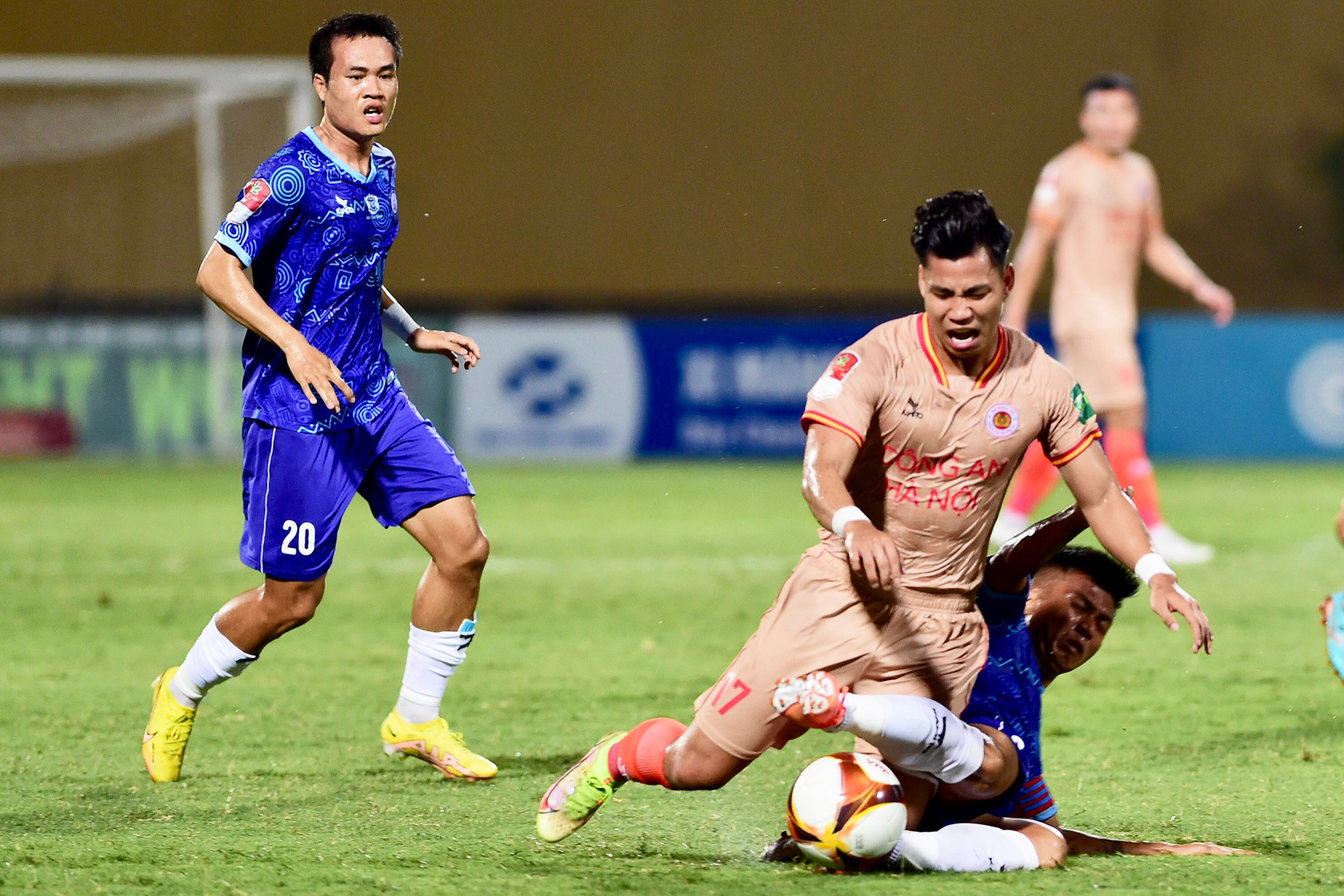 Văn Thanh bị phạm lỗi.