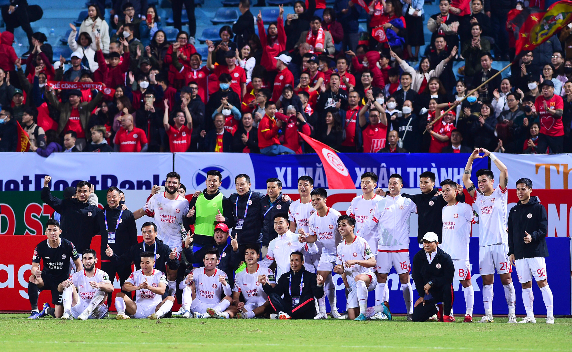 Lưu niệm chiến thắng tại vòng 3 V-League 2023 cùng người hâm mộ.