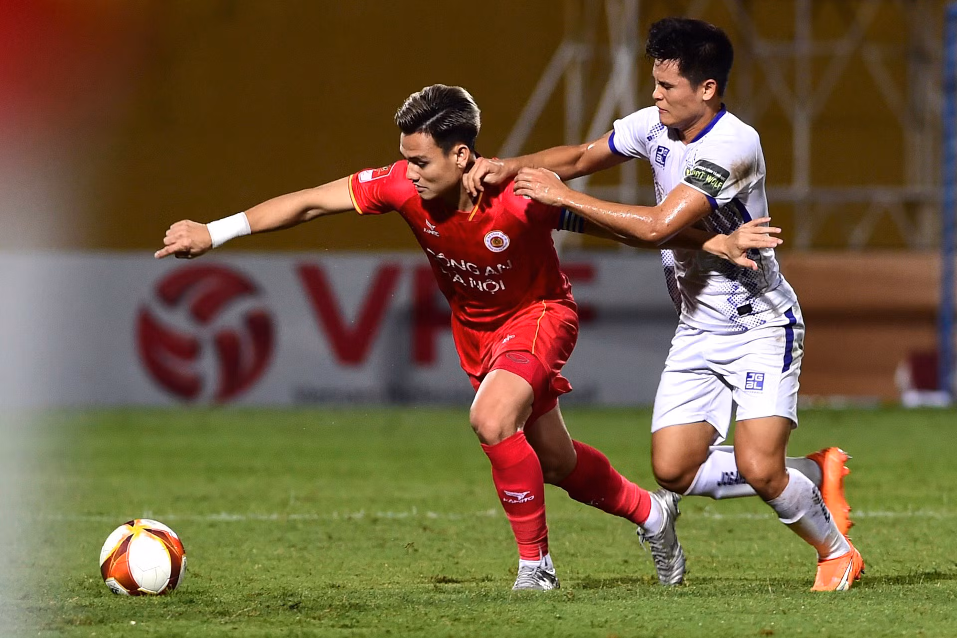 Sau khi bị thủng lưới, CLB Hà Nội vùng lên tấn công tìm bàn gỡ. Sau khi bị thủng lưới, CLB Hà Nội vùng lên tấn công tìm bàn gỡ.