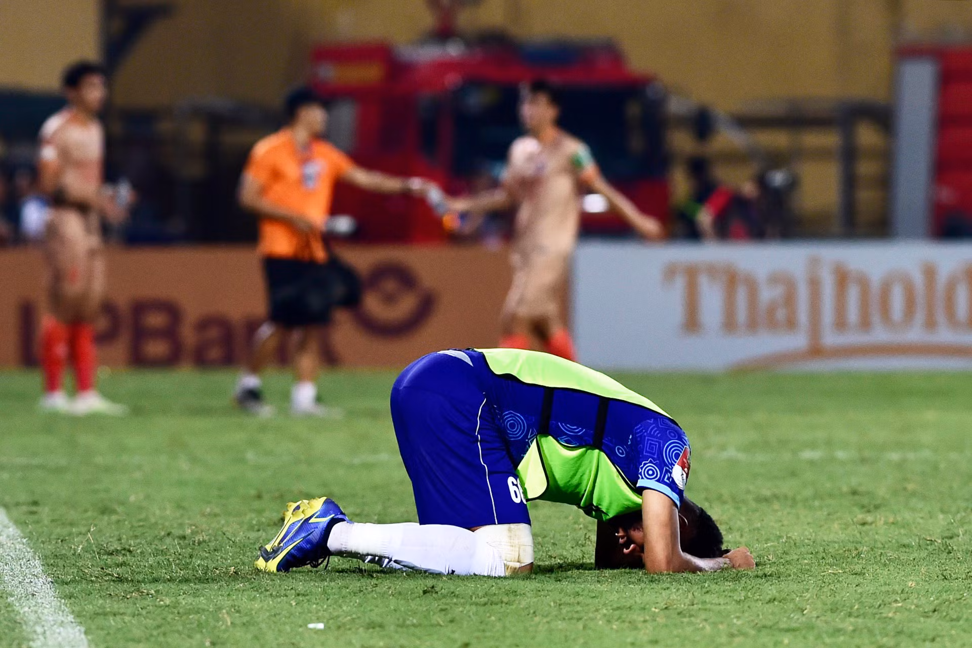 Cảm xúc của cầu thủ Khánh Hòa khi mang về 1 điểm trên sân Hàng Đẫy. Cảm xúc của cầu thủ Khánh Hòa khi mang về 1 điểm trên sân Hàng Đẫy.