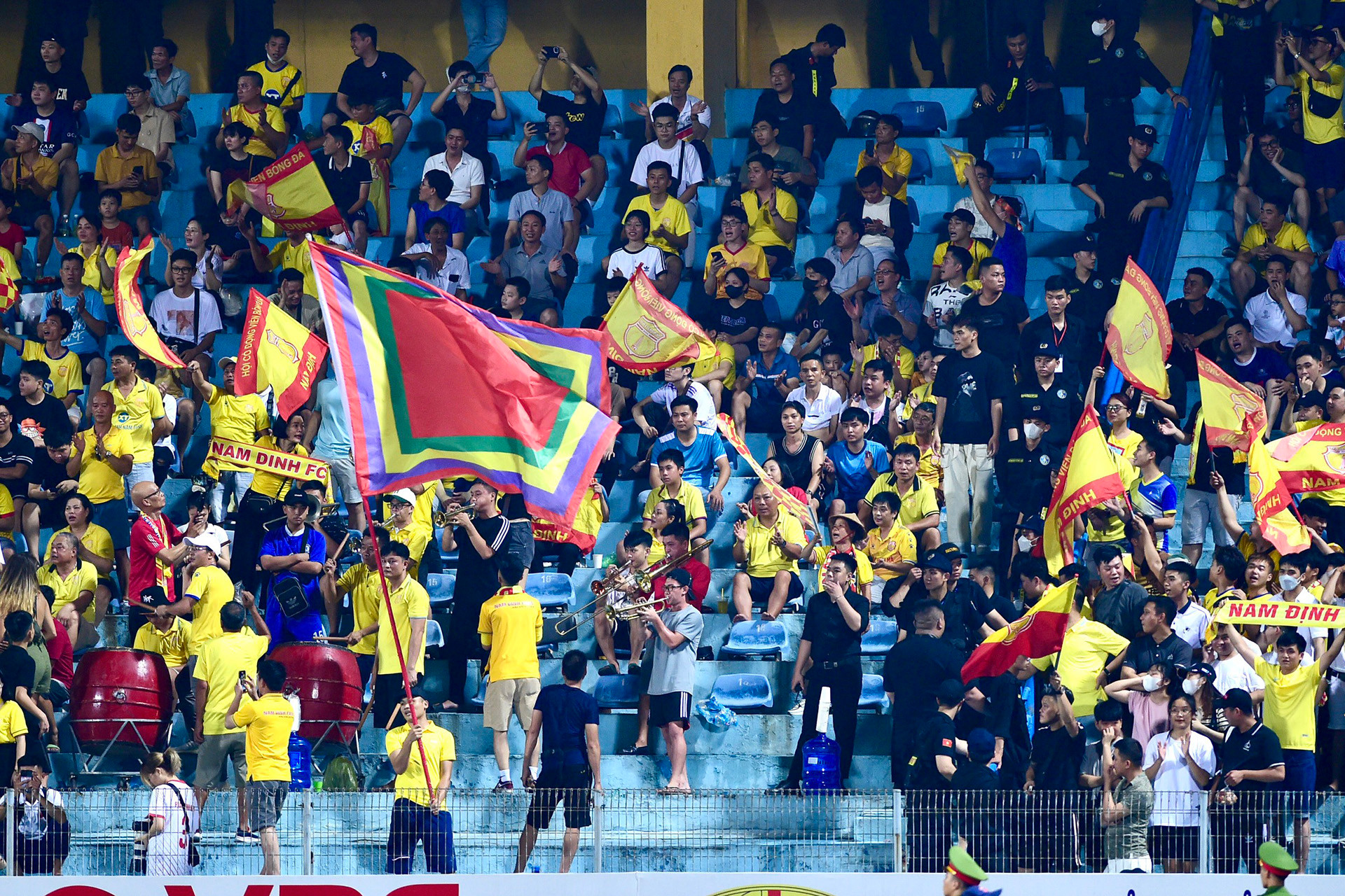 Hội cổ động viên Nam Định tới sân Hàng Đẫy khá đông.