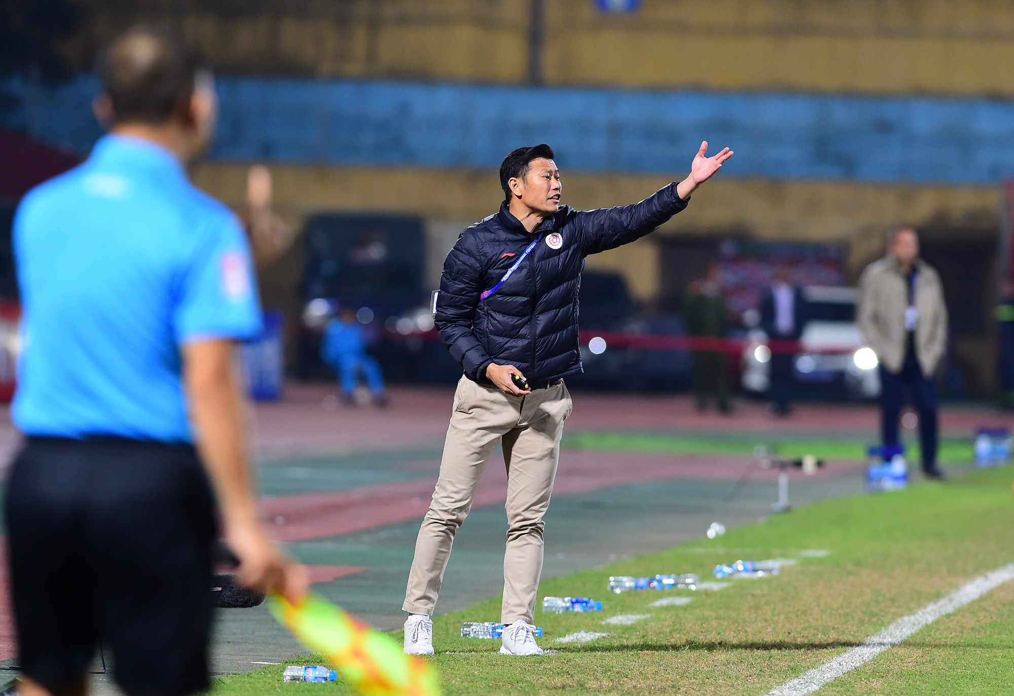 HLV Thạch Bảo Khanh đưa ra chỉ đạo với các cầu thủ Viettel.