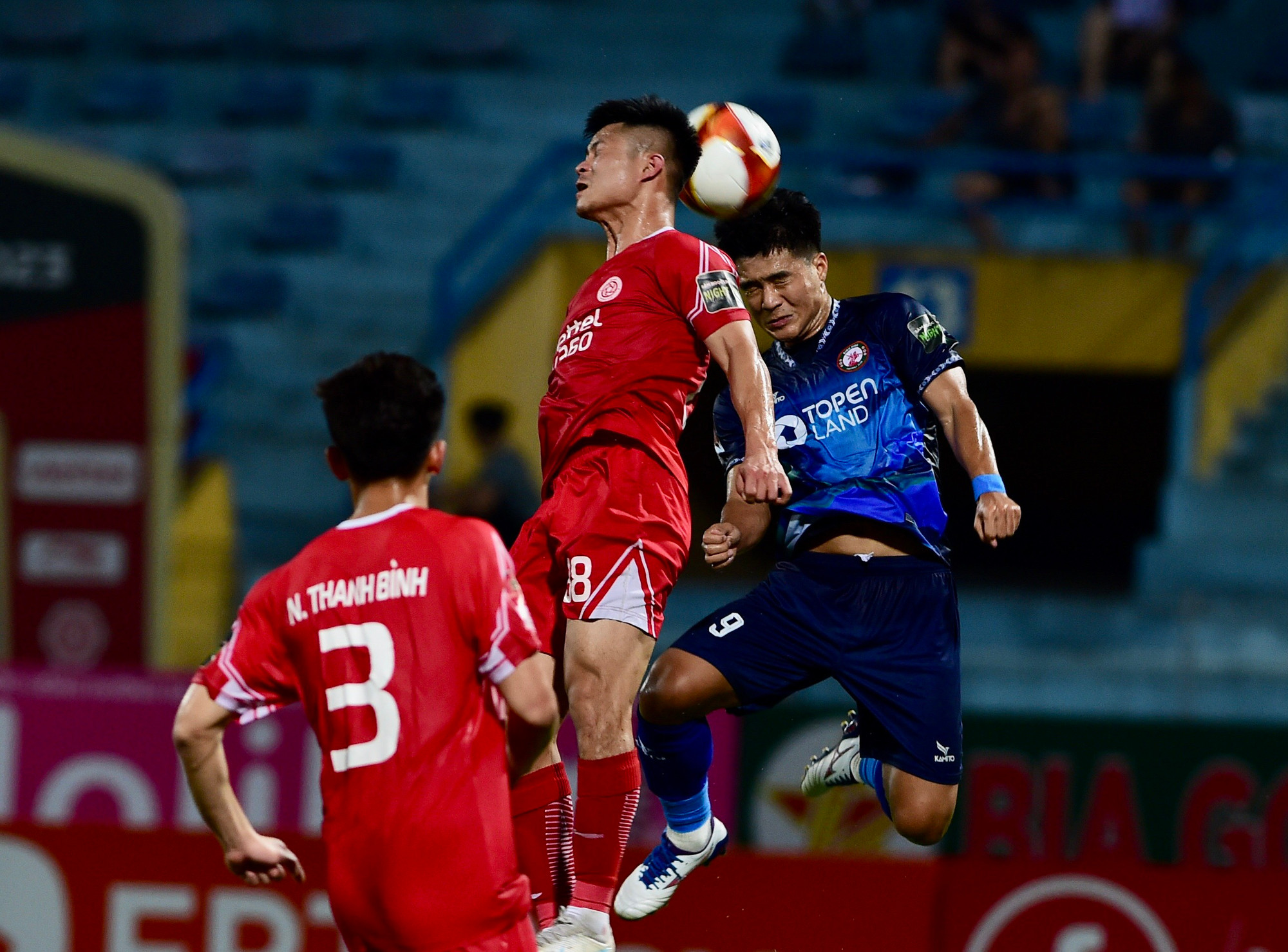 Bảo vệ bóng khu vực vòng cấm.