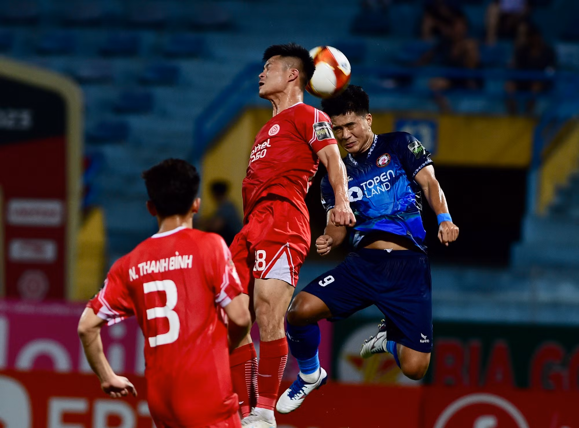 Bảo vệ bóng khu vực vòng cấm.