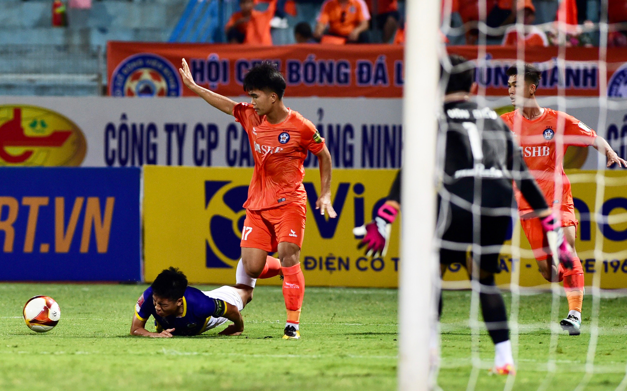 Xảy ra va chạm liên tiếp trên sân. Xảy ra va chạm liên tiếp trên sân.