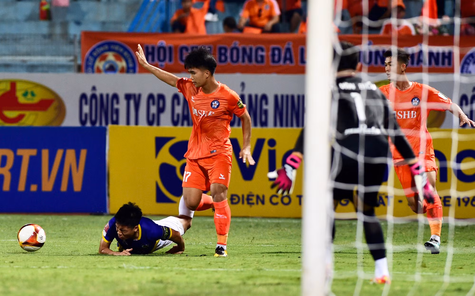 Xảy ra va chạm liên tiếp trên sân.