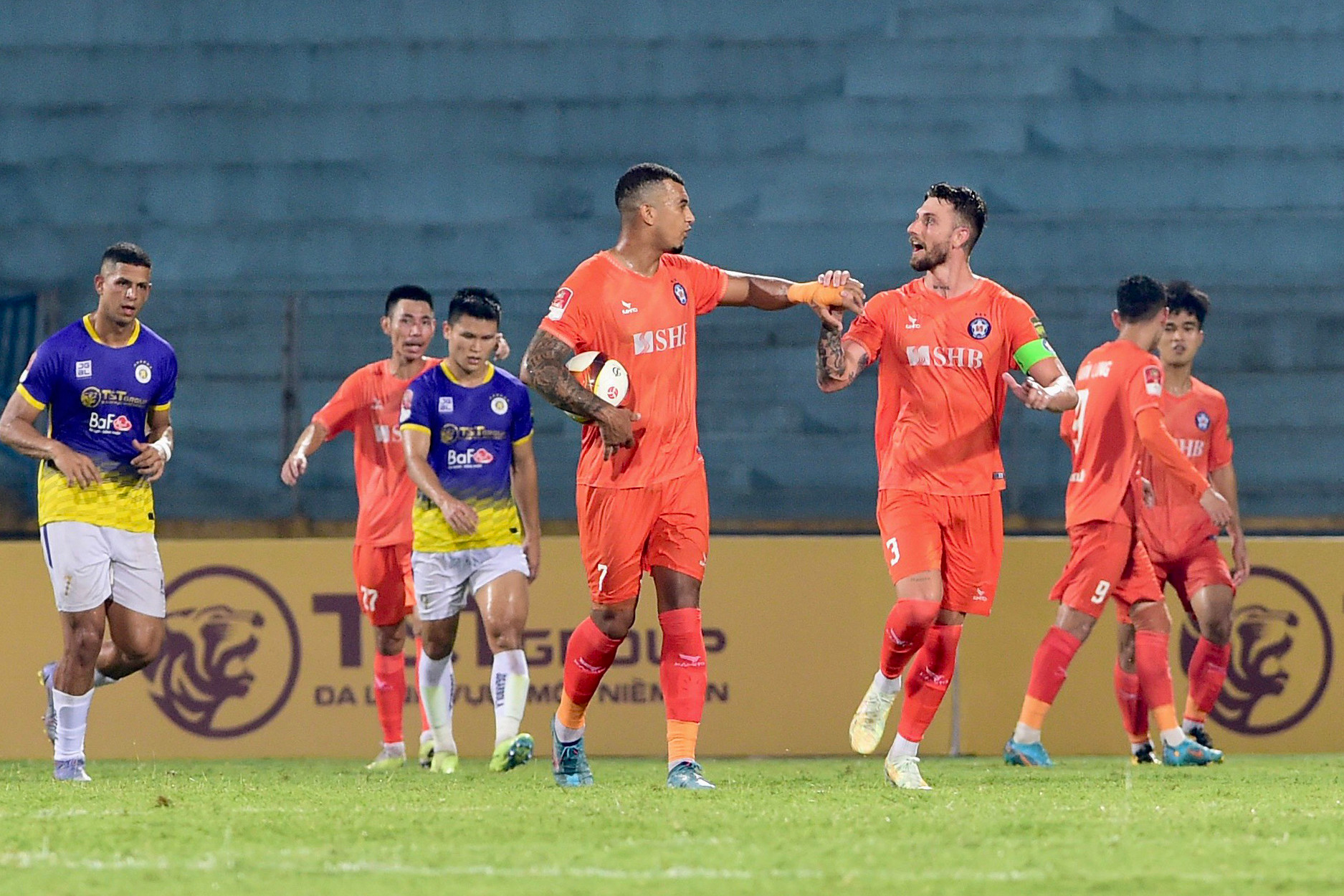 Niềm vui của cầu thủ SHB Đà Nẵng khi gỡ hoà ở cuối hiệp 1. Niềm vui của cầu thủ SHB Đà Nẵng khi gỡ hoà ở cuối hiệp 1.