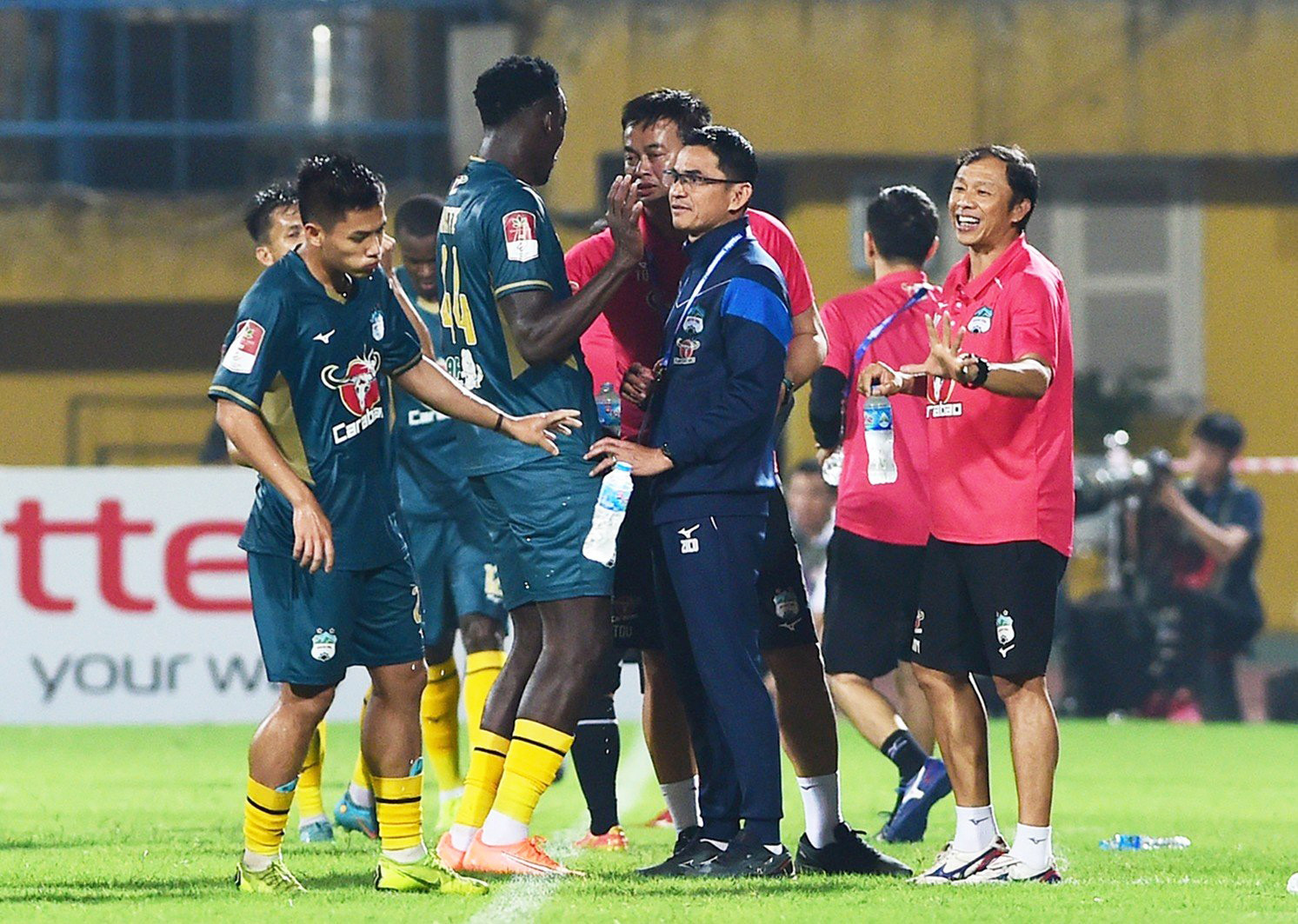 HLV Kiatisak chỉ đạo các cầu thủ Hoàng Anh Gia Lai.