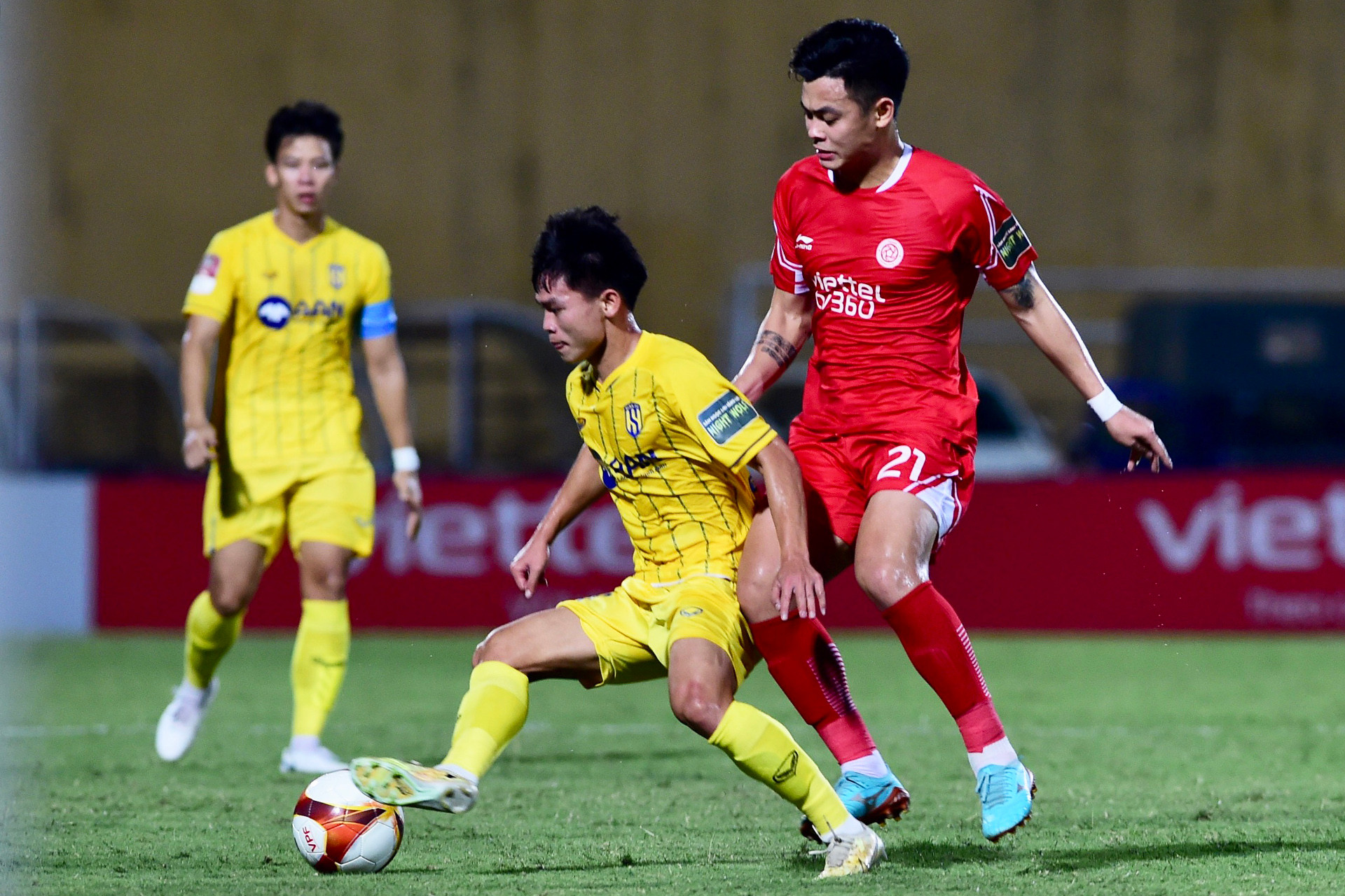 Sông Lam Nghệ An không chịu để bị dồn ép.