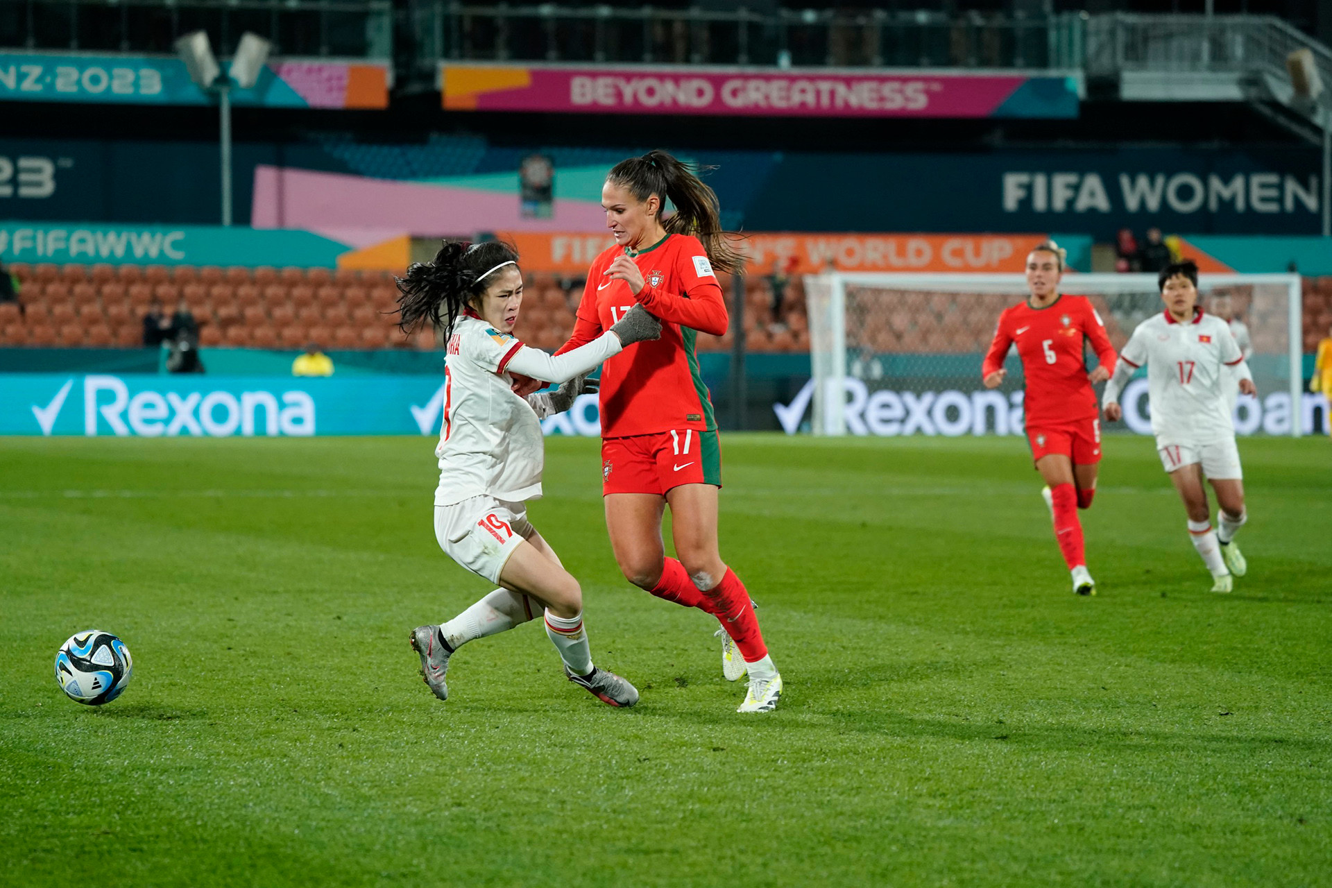 Rất khó để vượt qua hàng phòng ngự chắc chắn của đội bóng áo đỏ.