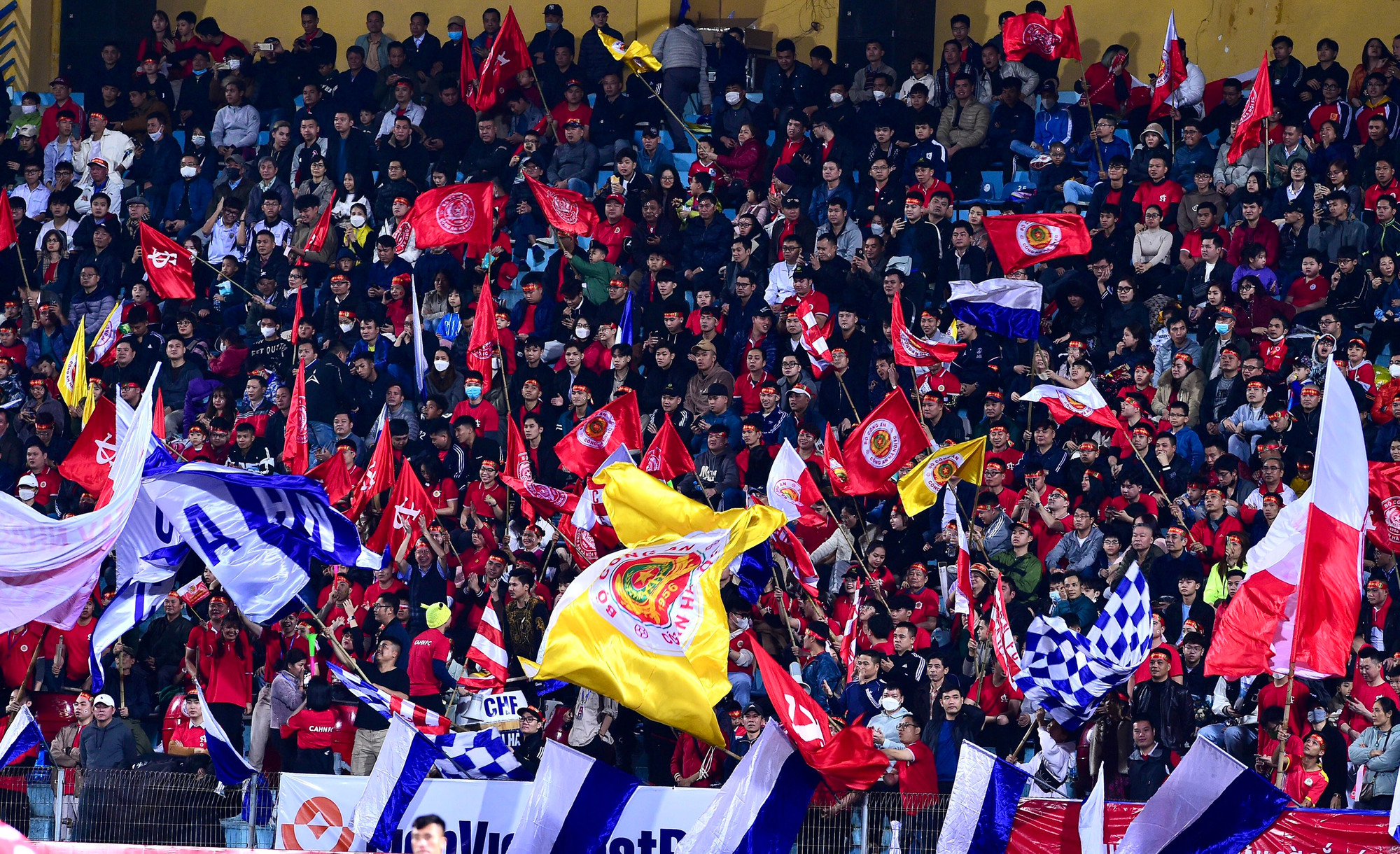 Cổ động viên Công an Hà Nội trên khán đài sân Hàng Đẫy tối 14/2.