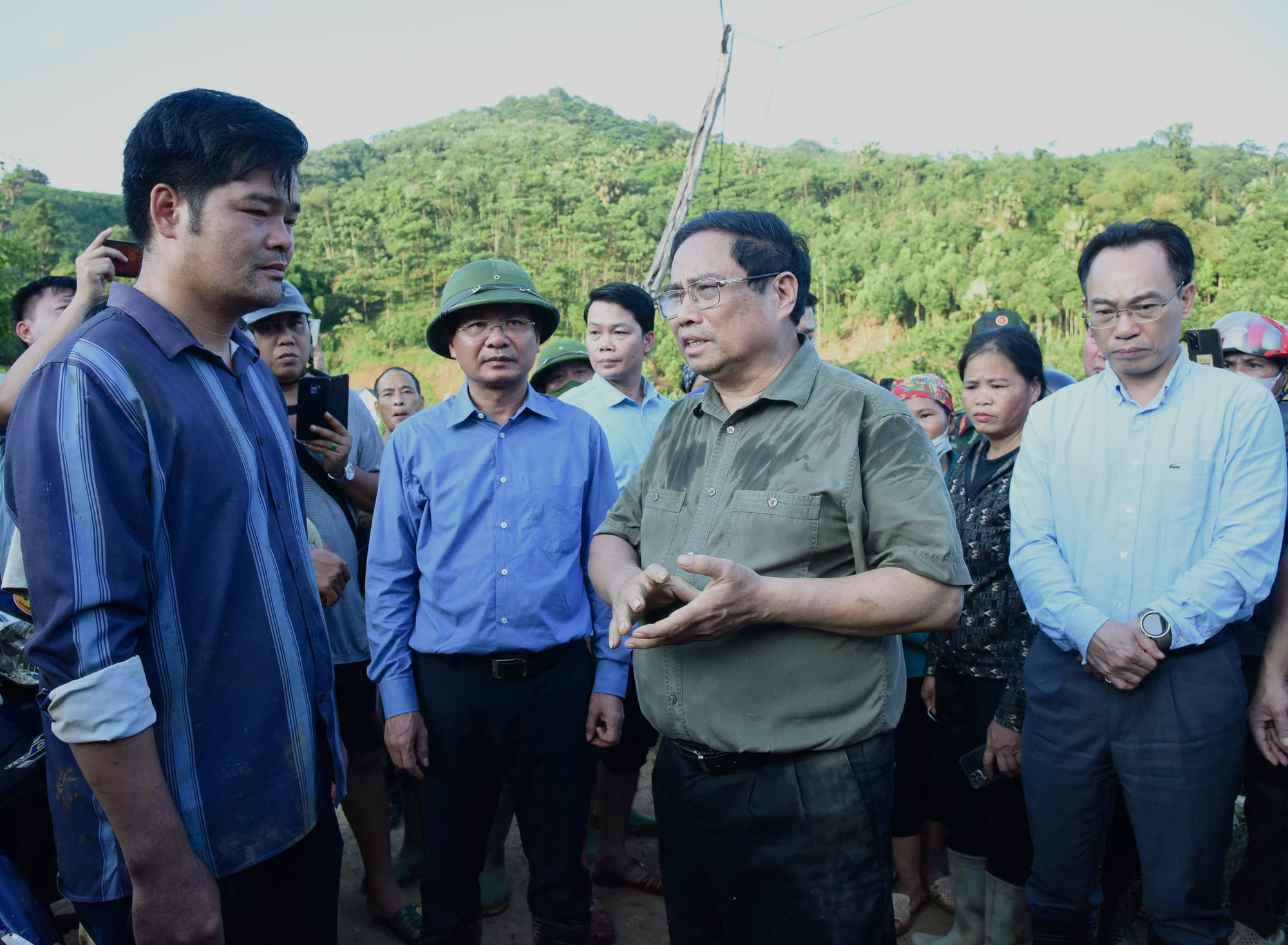 Thủ tướng Phạm Minh Chính chia sẻ với thân nhân các nạn nhân.