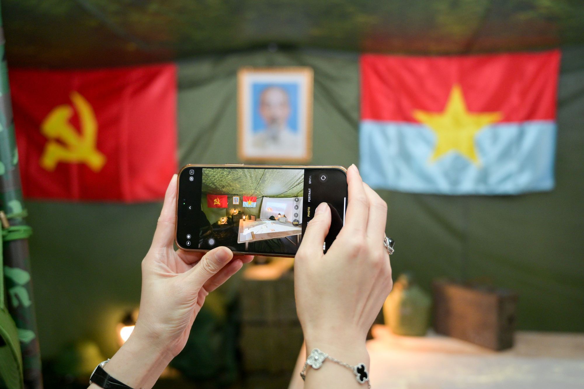 Các du khách thích thú quay lại không gian trong lều dã chiến tại triển lãm.