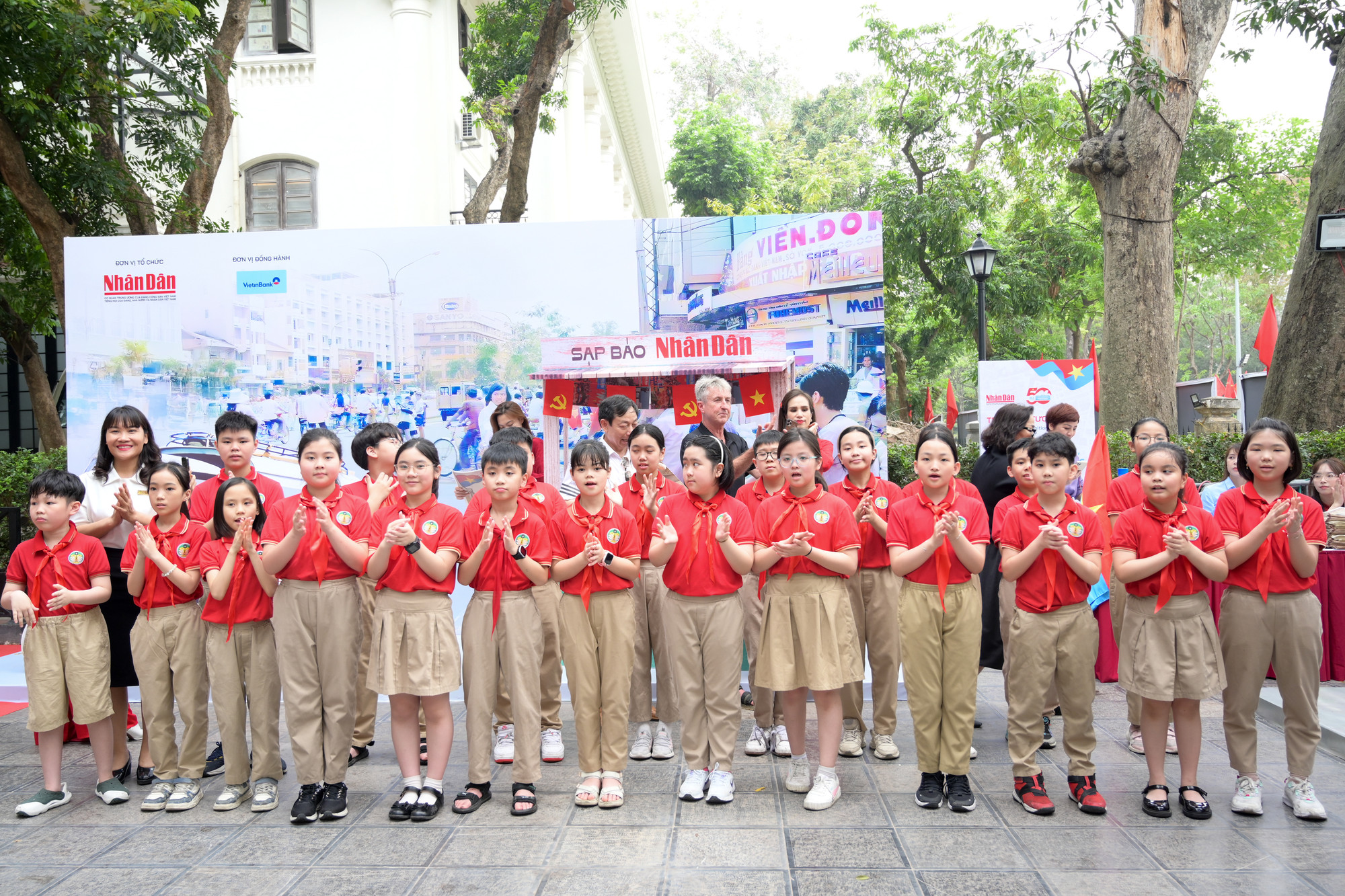 Cô và trò Trường tiểu học Tràng An (quận Hoàn Kiếm) tham quan triển lãm.