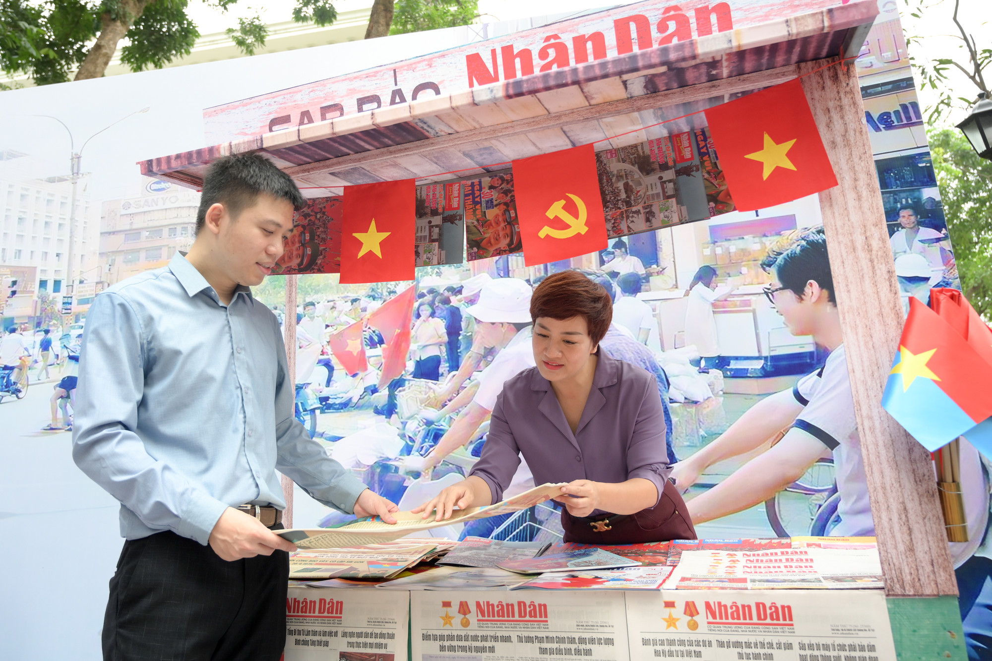 Triển lãm bao gồm 11 tấm hình phóng to trang nhất của Báo Nhân Dân xuất bản vào các ngày 30/4 của các năm 1975, 1980, 1985, 1990, 1995, 2000, 2005, 2010, 2015, 2020.