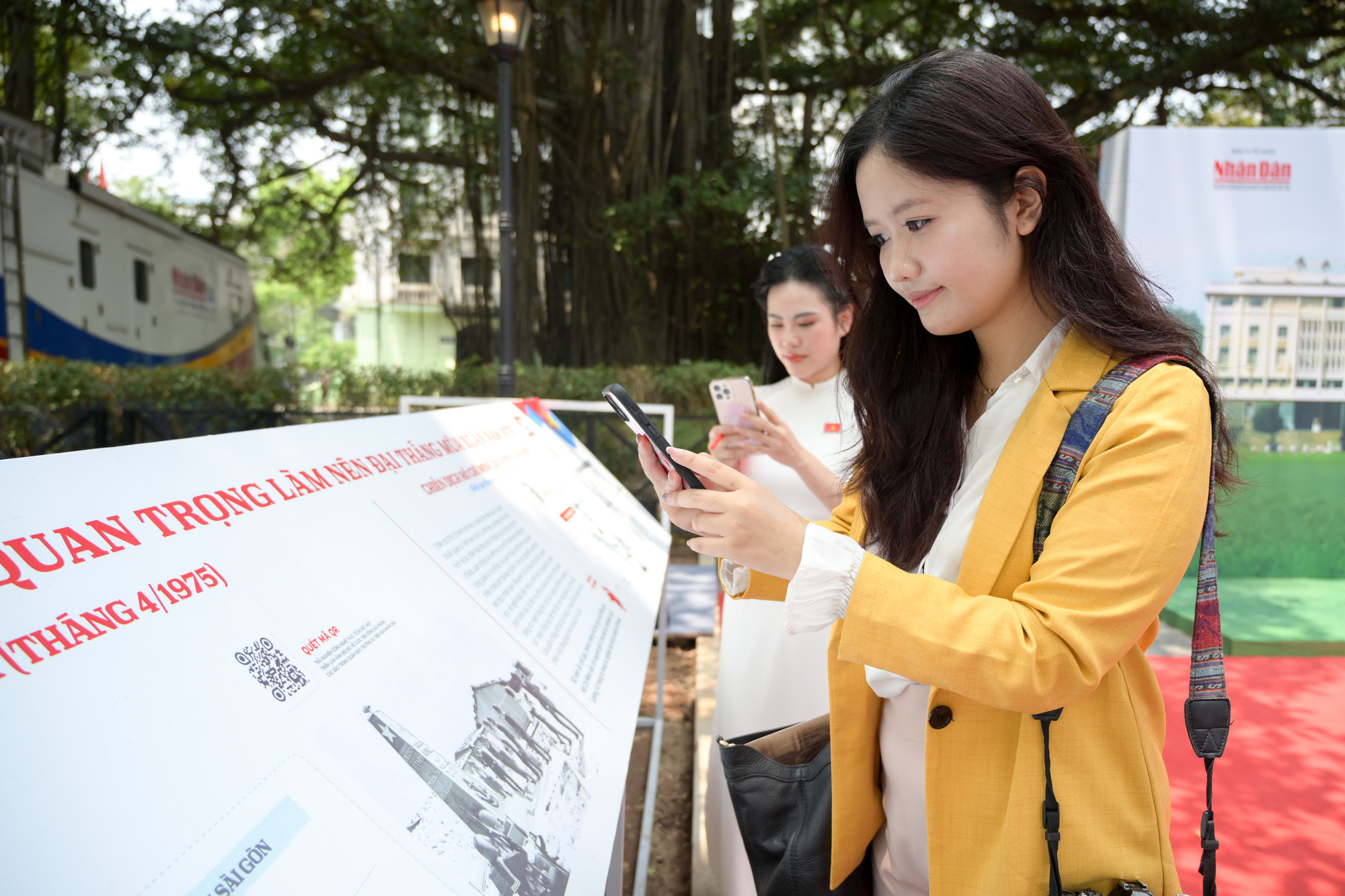 Người xem cũng có thể tương tác bằng cách quét mã QR để xem thông tin các trận đánh qua website với phần đồ họa tương tác mới lạ.