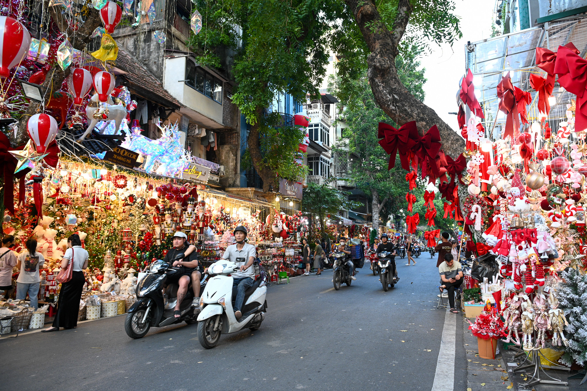 Các cửa hàng trên con phố Hàng Mã trở nên lung linh, đậm sắc màu Noel.