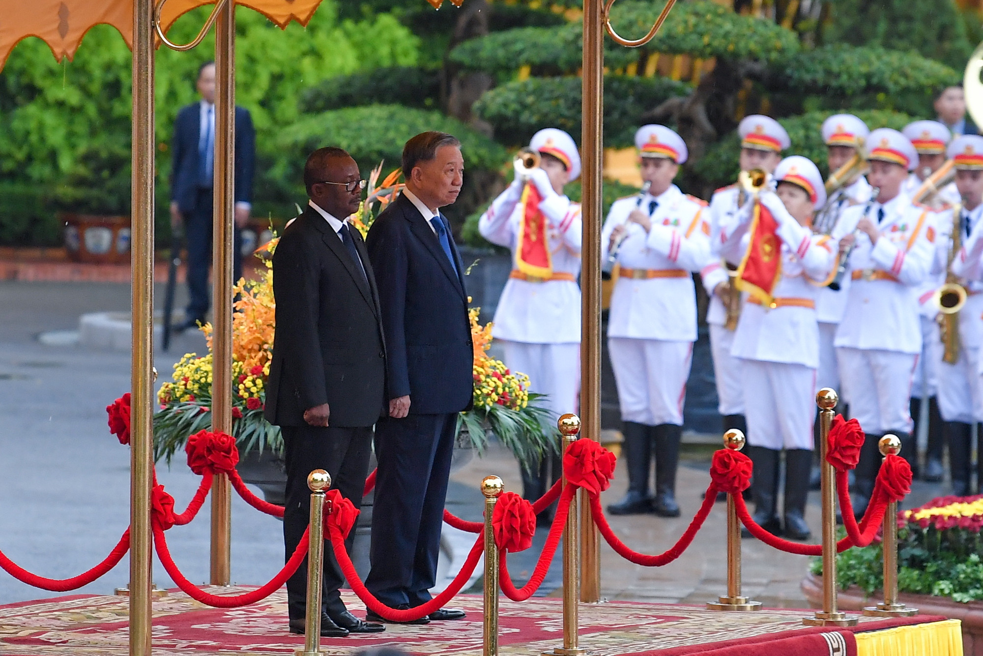 Tổng Bí thư, Chủ tịch nước Tô Lâm và Tổng thống Cộng hòa Guinea-Bissau Umaro Sissoco Embaló trên bục danh dự, nghe quân nhạc cử Quốc thiều hai nước.