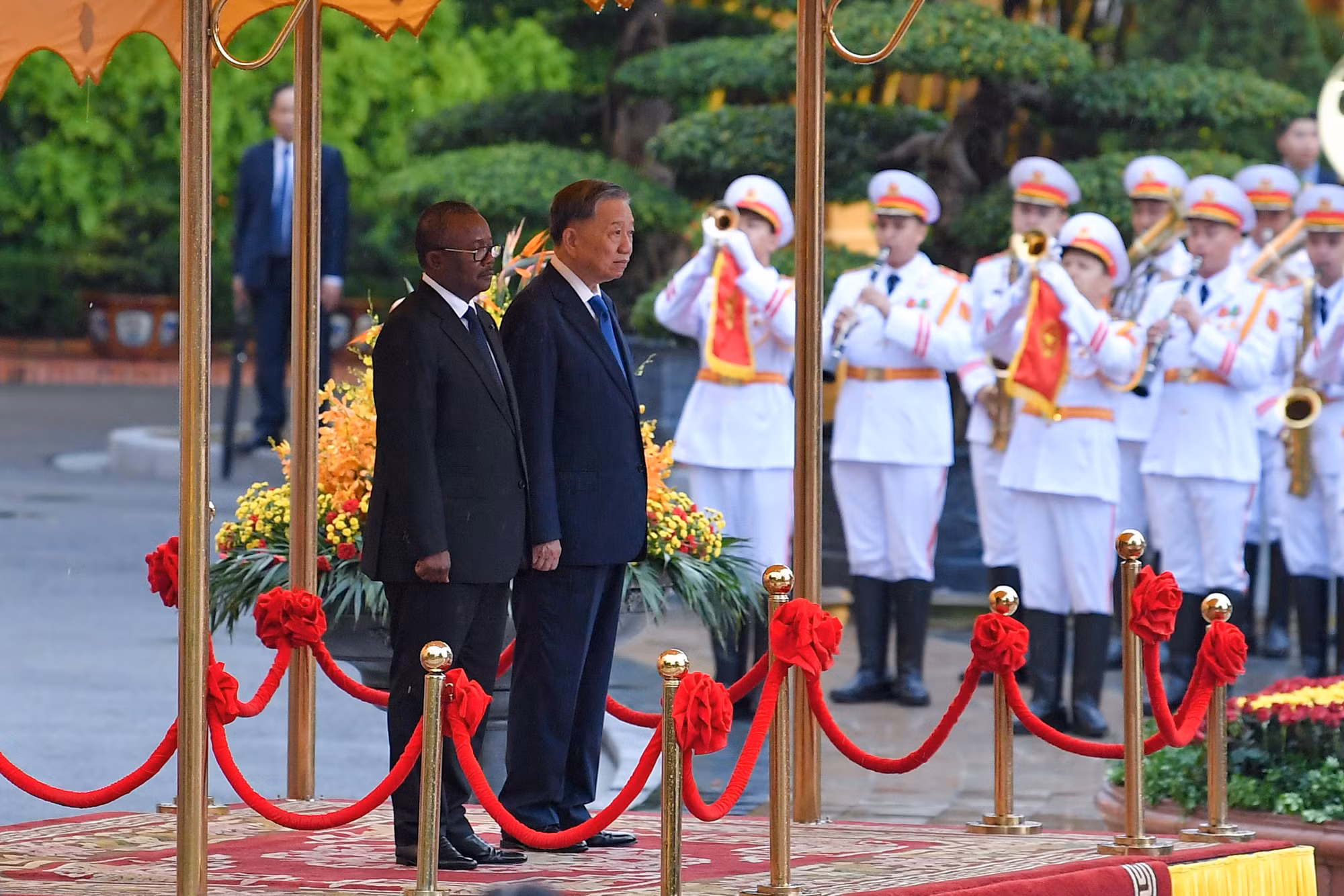 Tổng Bí thư, Chủ tịch nước Tô Lâm và Tổng thống Cộng hòa Guinea-Bissau Umaro Sissoco Embaló trên bục danh dự, nghe quân nhạc cử Quốc thiều hai nước.