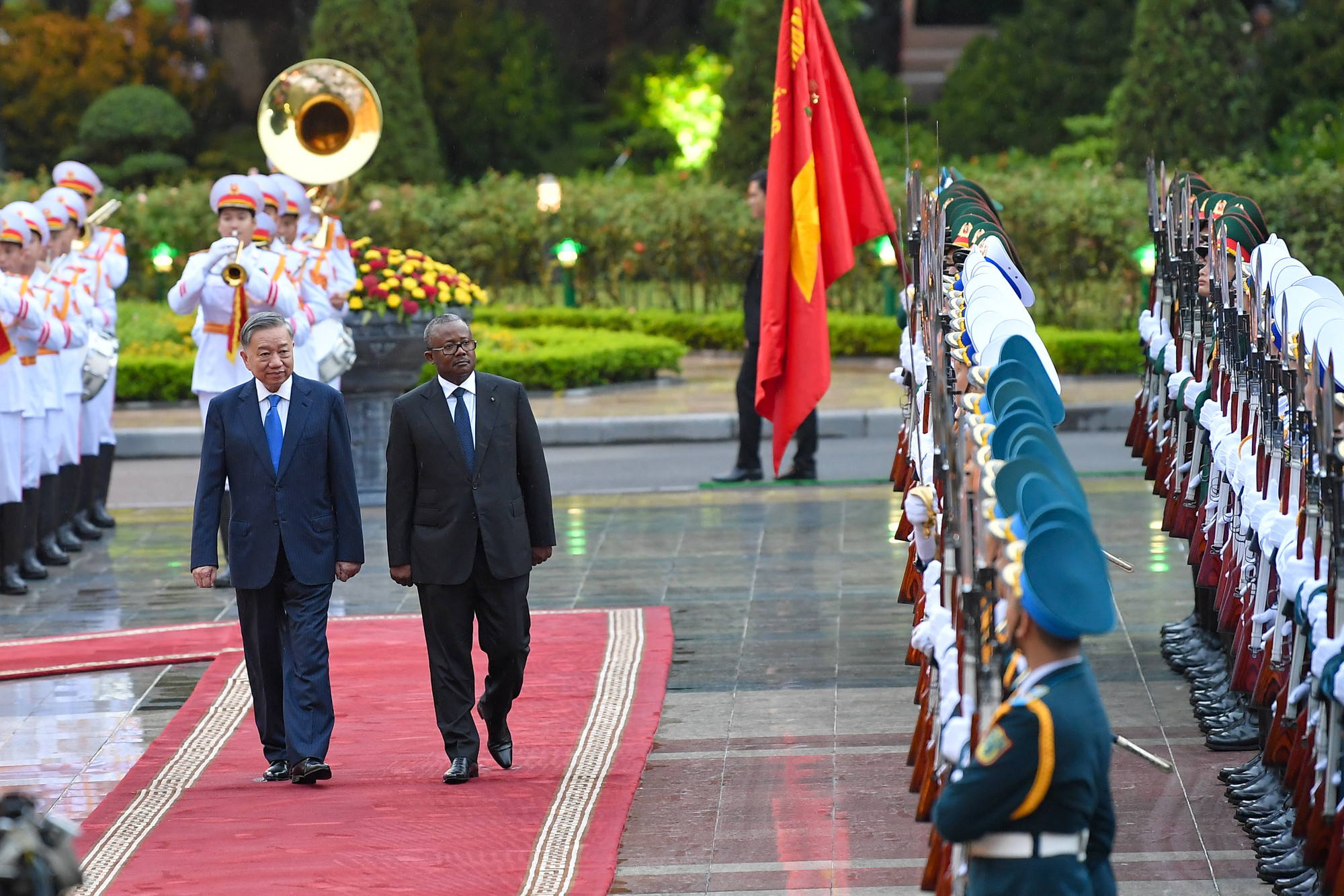 Tổng Bí thư, Chủ tịch nước Tô Lâm và Tổng thống Cộng hòa Guinea-Bissau Umaro Sissoco Embaló duyệt đội danh dự Quân đội nhân dân Việt Nam.