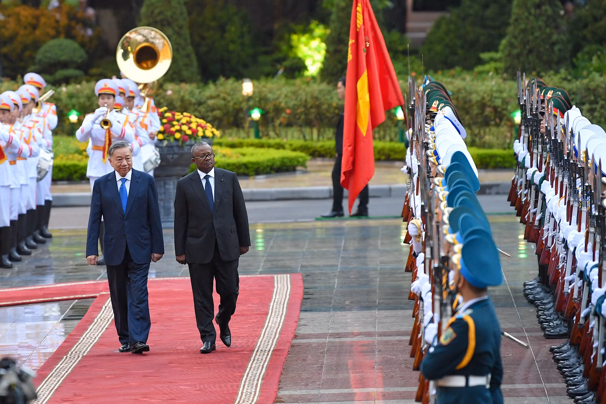 Tổng Bí thư, Chủ tịch nước Tô Lâm và Tổng thống Cộng hòa Guinea-Bissau Umaro Sissoco Embaló duyệt đội danh dự Quân đội nhân dân Việt Nam.