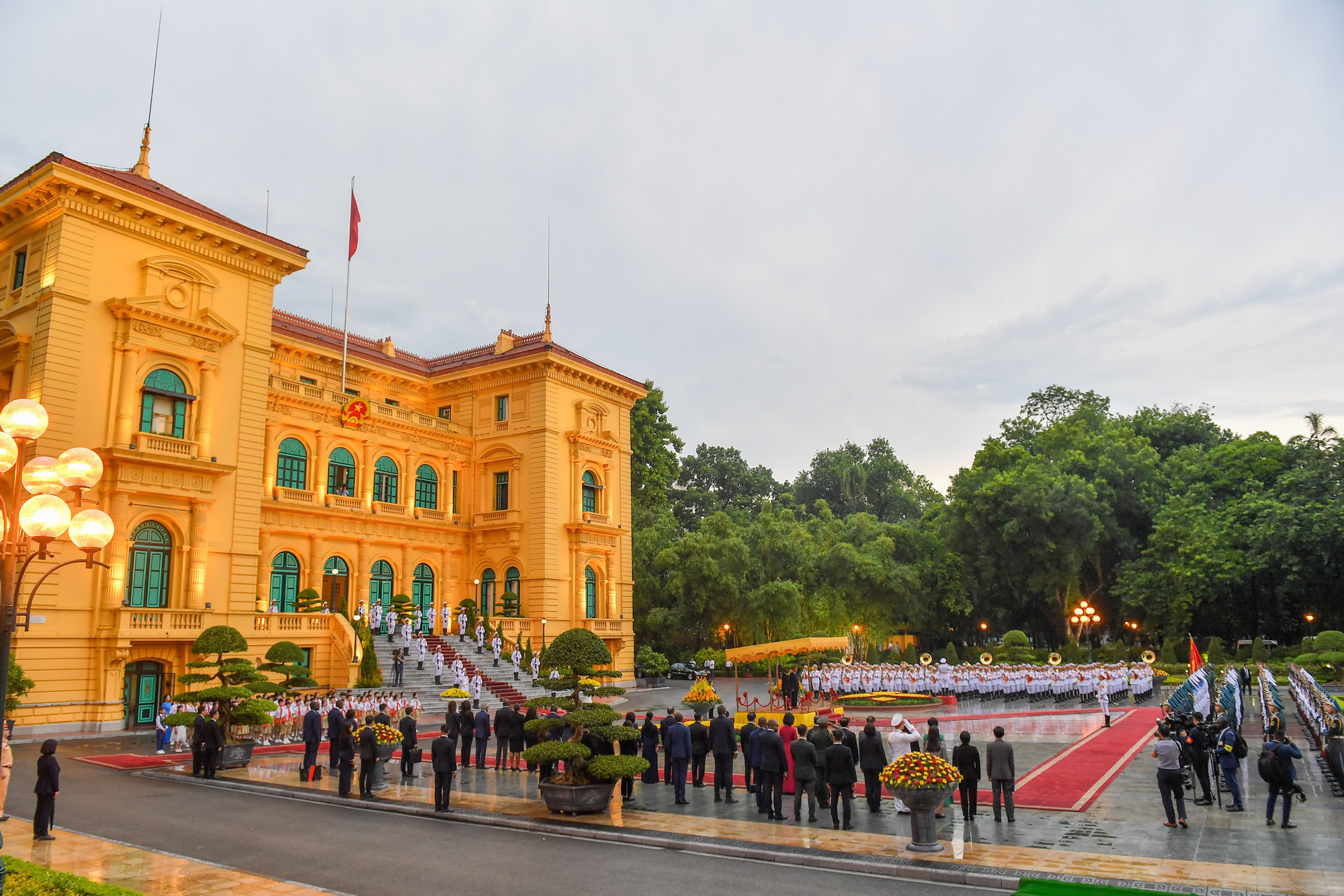 Quang cảnh lễ đón chính thức Tổng thống Cộng hòa Guinea-Bissau Umaro Sissoco. Embaló tại Phủ Chủ tịch.