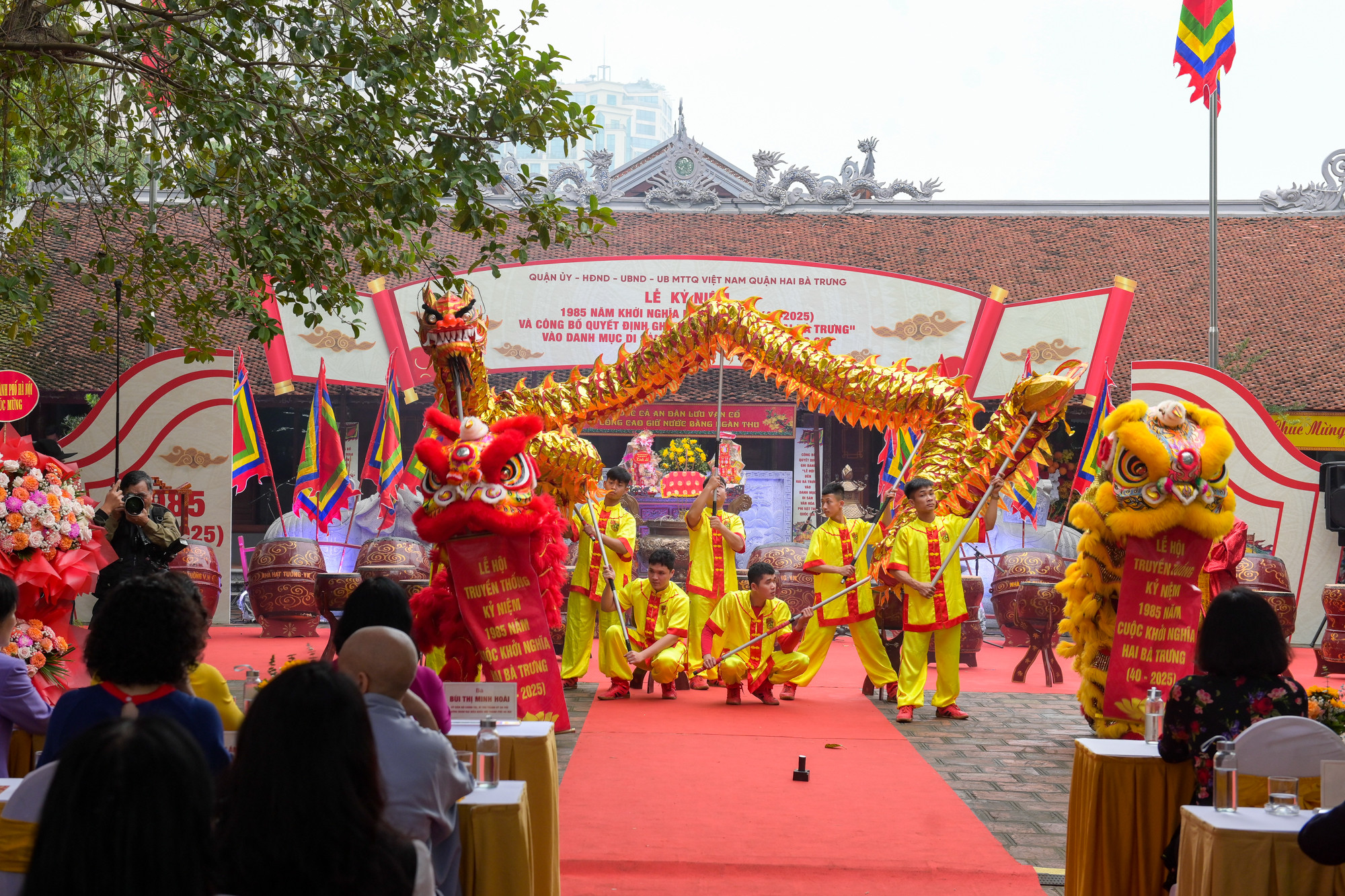 Tháng 3 năm 40, mùa xuân Canh Tý, trước sự áp bức bóc lột tàn bạo của Thái thú Tô Định và bè lũ quan lại nhà Đông Hán, Hai Bà Trưng đã phất cờ khởi nghĩa. Trong một thời gian ngắn, dưới sự lãnh đạo tài tình của Hai Bà, cuộc khởi nghĩa nhanh chóng lan ra cả nước, làm sụp đổ toàn bộ chính quyền Đông Hán. Tháng 3 năm 40, mùa xuân Canh Tý, trước sự áp bức bóc lột tàn bạo của Thái thú Tô Định và bè lũ quan lại nhà Đông Hán, Hai Bà Trưng đã phất cờ khởi nghĩa. Trong một thời gian ngắn, dưới sự lãnh đạo tài tình của Hai Bà, cuộc khởi nghĩa nhanh chóng lan ra cả nước, làm sụp đổ toàn bộ chính quyền Đông Hán.