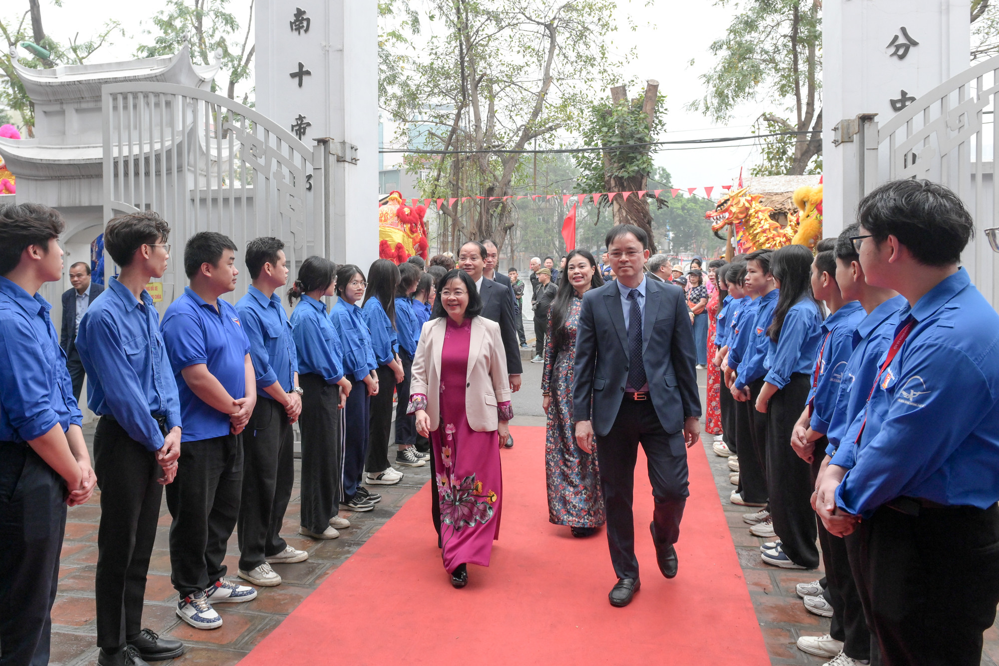 Đồng chí Bùi Thị Minh Hoài, Ủy viên Bộ Chính trị, Bí thư Thành ủy Hà Nội tới dự buổi lễ. Đồng chí Bùi Thị Minh Hoài, Ủy viên Bộ Chính trị, Bí thư Thành ủy Hà Nội tới dự buổi lễ.