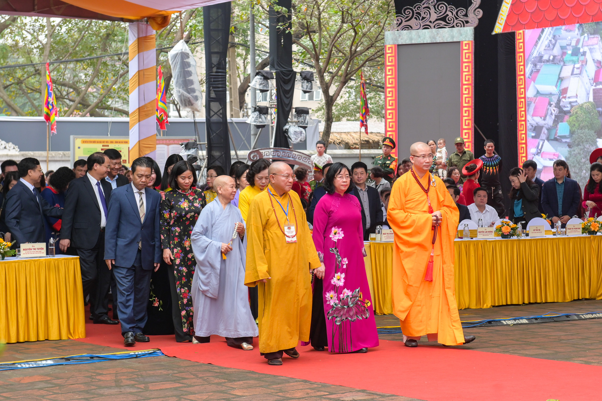 Đại biểu dâng hương tại đền thờ Hai Bà Trưng. Đại biểu dâng hương tại đền thờ Hai Bà Trưng.