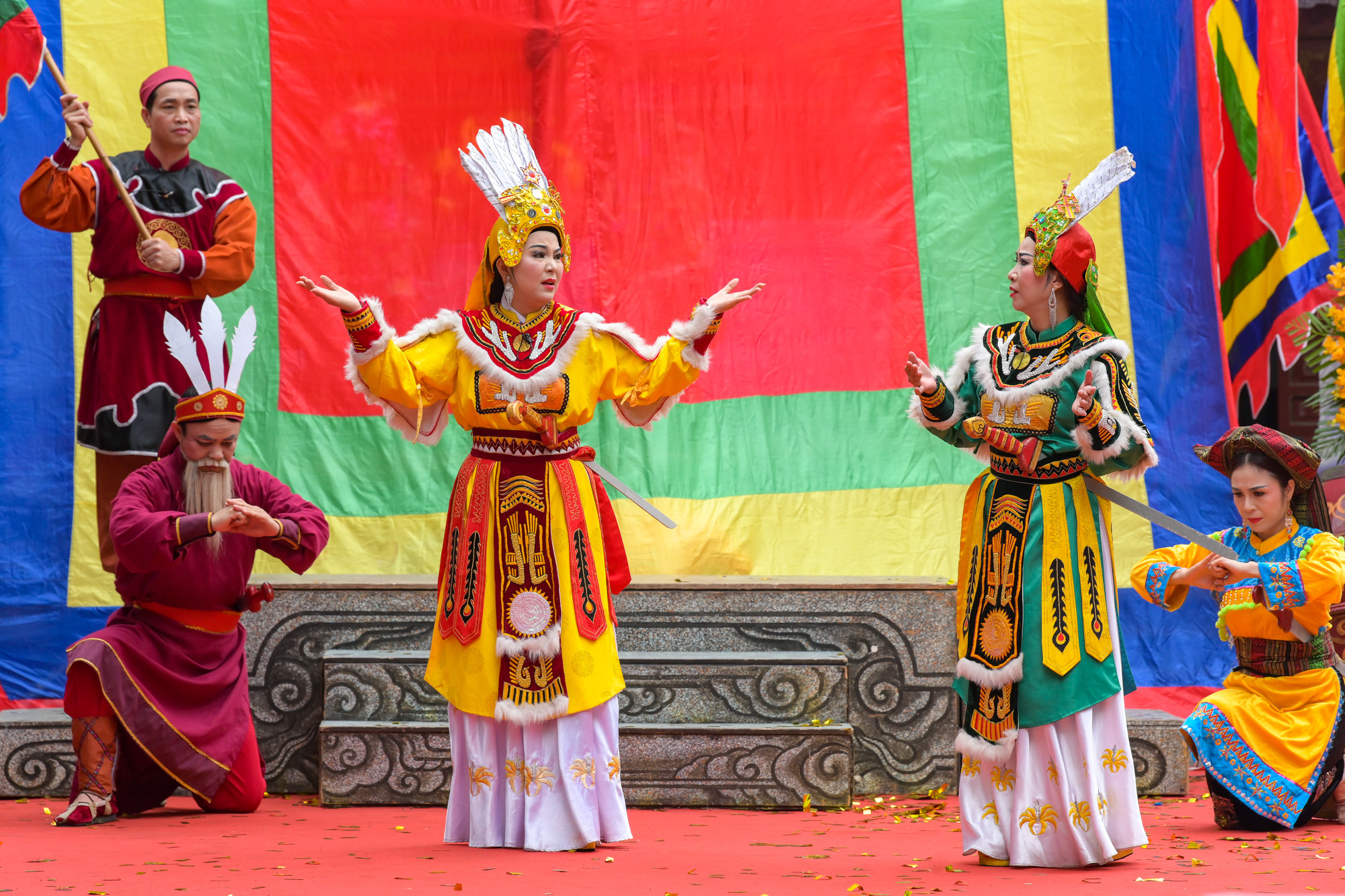 Để ghi nhớ công tích và báo đáp ơn đức của Hai Bà, biết bao công trình tưởng niệm của Nhân dân dành cho Hai Bà và các nữ tướng, nam thần của phong trào Hai Bà Trưng. Để ghi nhớ công tích và báo đáp ơn đức của Hai Bà, biết bao công trình tưởng niệm của Nhân dân dành cho Hai Bà và các nữ tướng, nam thần của phong trào Hai Bà Trưng.