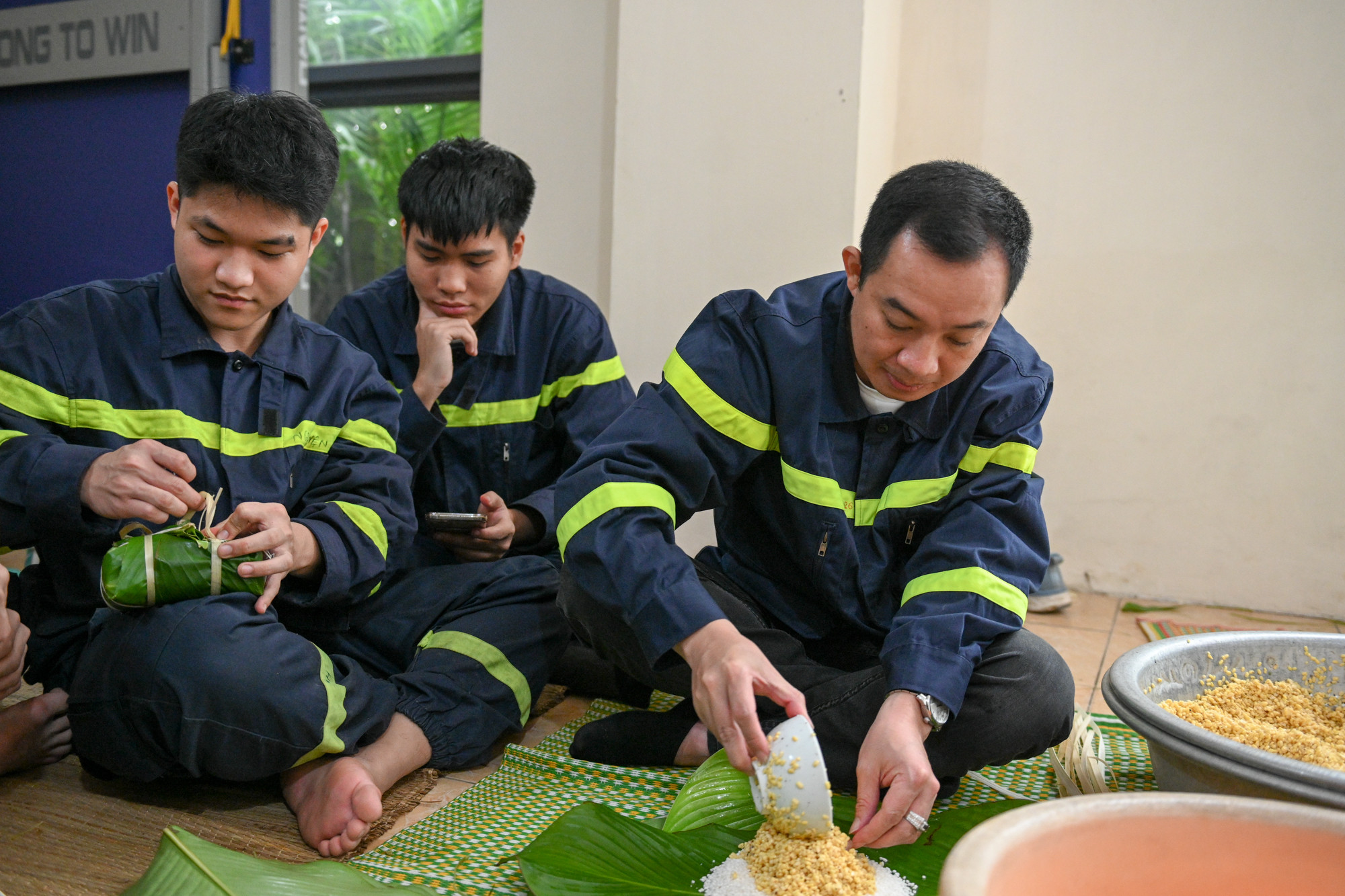 [Ảnh] Những người lính áo xanh trổ tài gói bánh chưng đón Tết ảnh 2