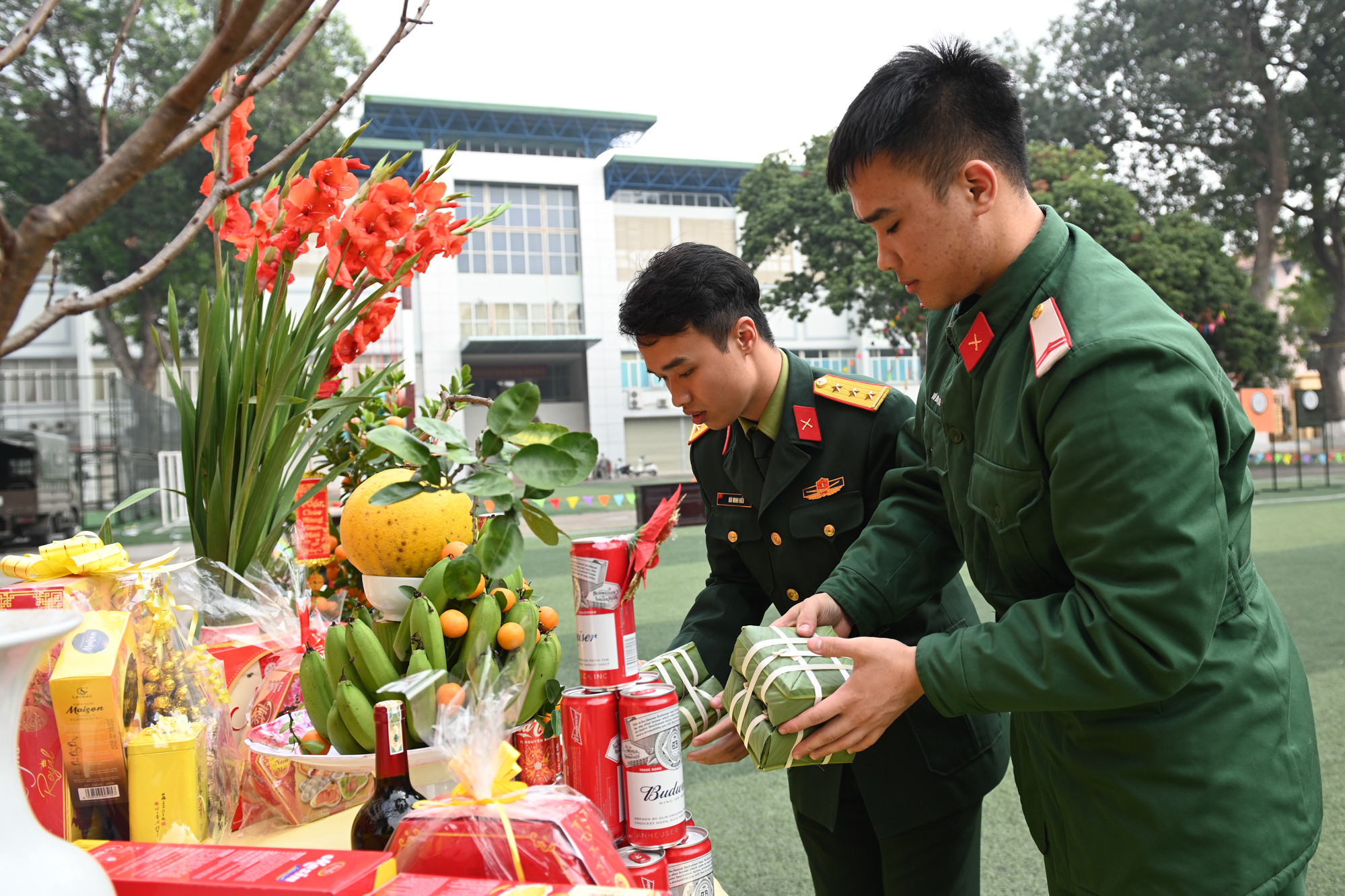 Những chiếc bánh chưng sau khi gói hoàn thiện được đưa ra khu vực trưng bày, trang trí không gian Tết, bổ sung banner khẩu hiệu mang tinh thần của các đội thi.