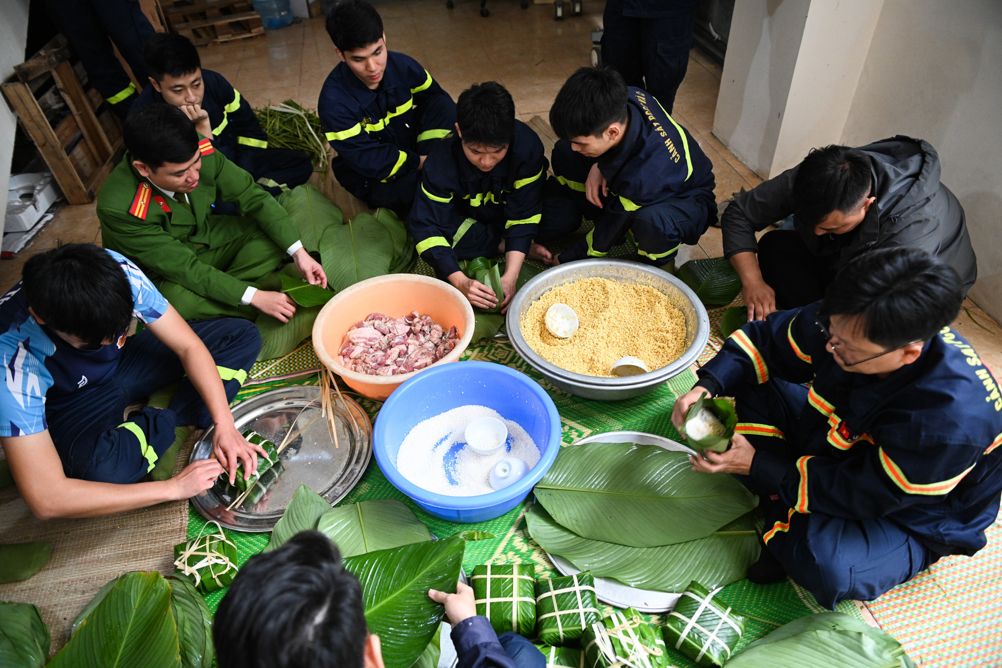 Ngay từ sáng sớm, cán bộ, chiến sĩ Đội Cảnh sát Phòng cháy chữa cháy và Cứu nạn cứu hộ Công an quận Bắc Từ Liêm tất bật phân công nhau lo việc gói bánh chưng.