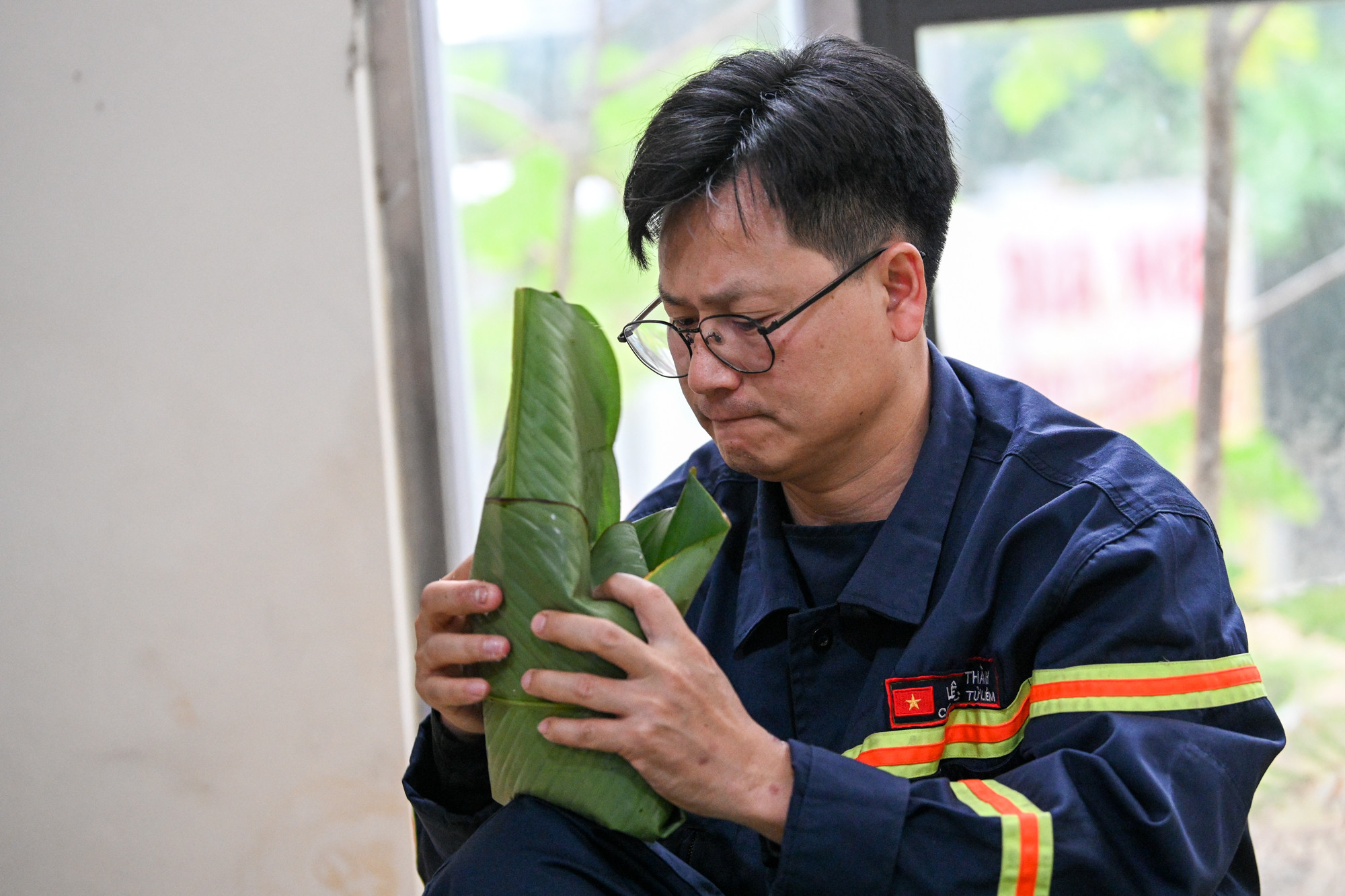 Việc cùng nhau gói bánh chưng ngày Tết còn giúp tăng cường tình đồng chí đồng đội, chia sẻ những hy sinh thầm lặng khi phải trực chiến, ăn Tết tại đơn vị.
