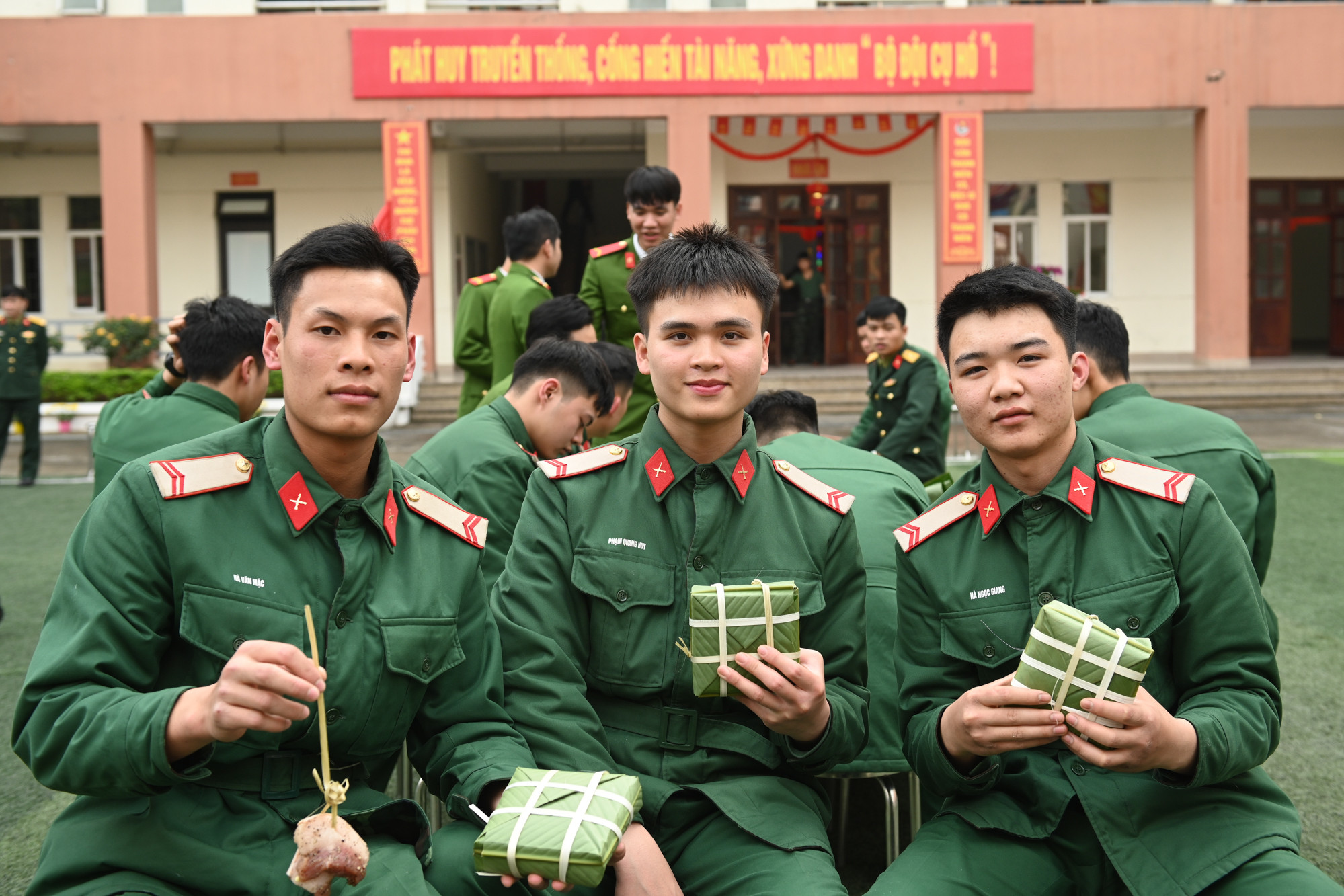 Các chiến sĩ cầm trên tay những thành quả đã làm được trong hội thi diễn ra sáng nay.