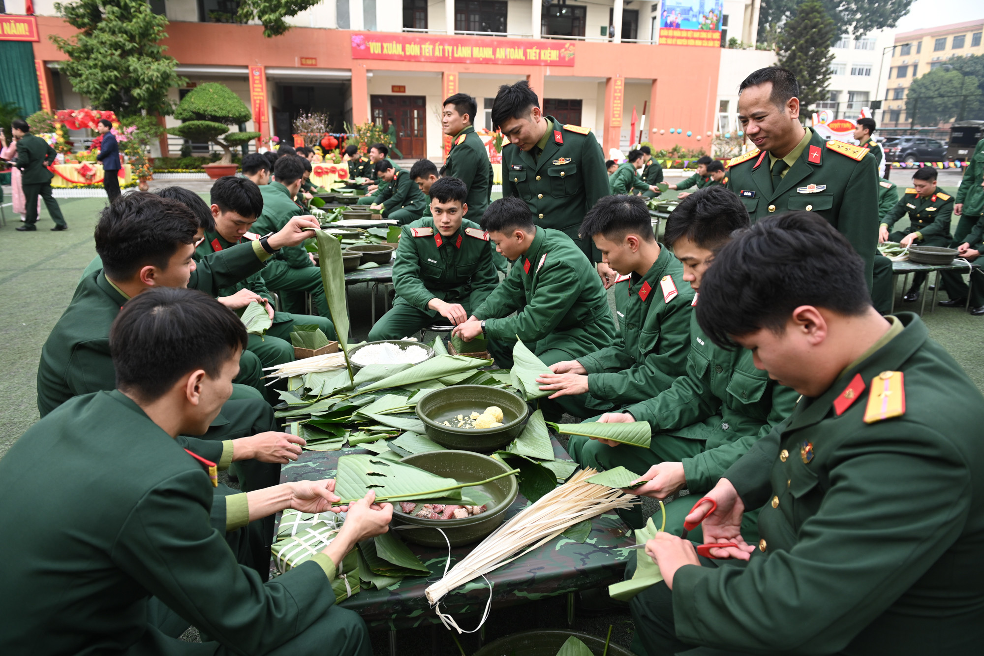 [Ảnh] Những người lính áo xanh trổ tài gói bánh chưng đón Tết ảnh 8