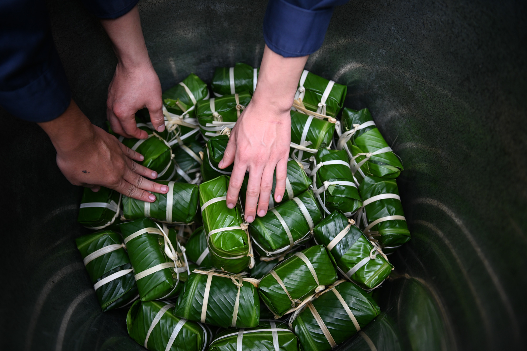 Bánh được đưa vào nồi luộc, mỗi mẻ mất khoảng 10 giờ để chín.