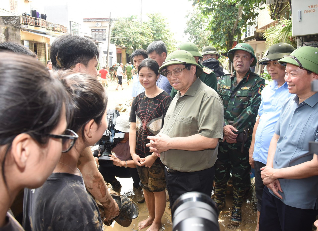 Thủ tướng Phạm Minh Chính thăm hỏi, động viên nhân dân thành phố Yên Bái.