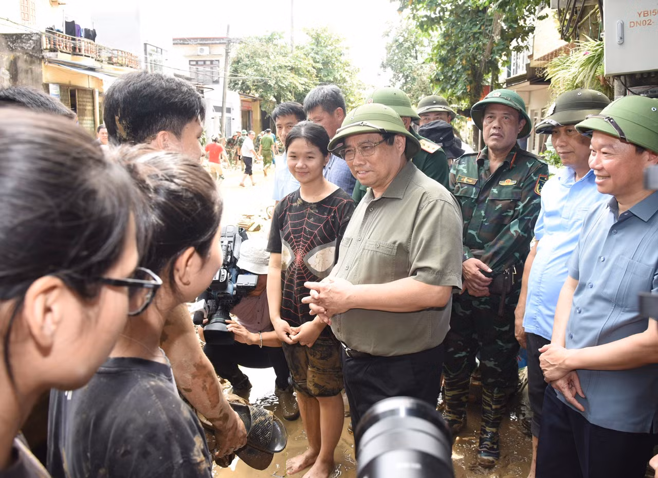 Thủ tướng Phạm Minh Chính thăm hỏi, động viên nhân dân thành phố Yên Bái.