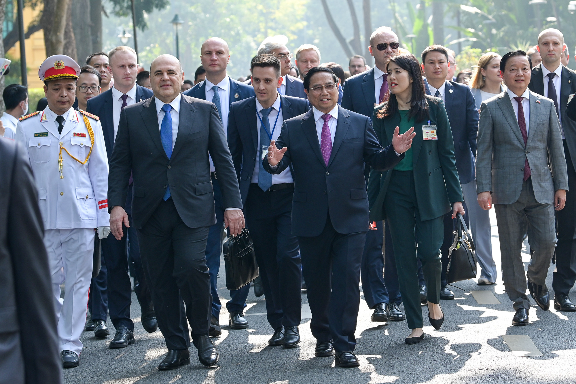 Thủ tướng Phạm Minh Chính và Thủ tướng Chính phủ Liên bang Nga Mikhail Vladimirovich Mishustin trao đổi thân mật.