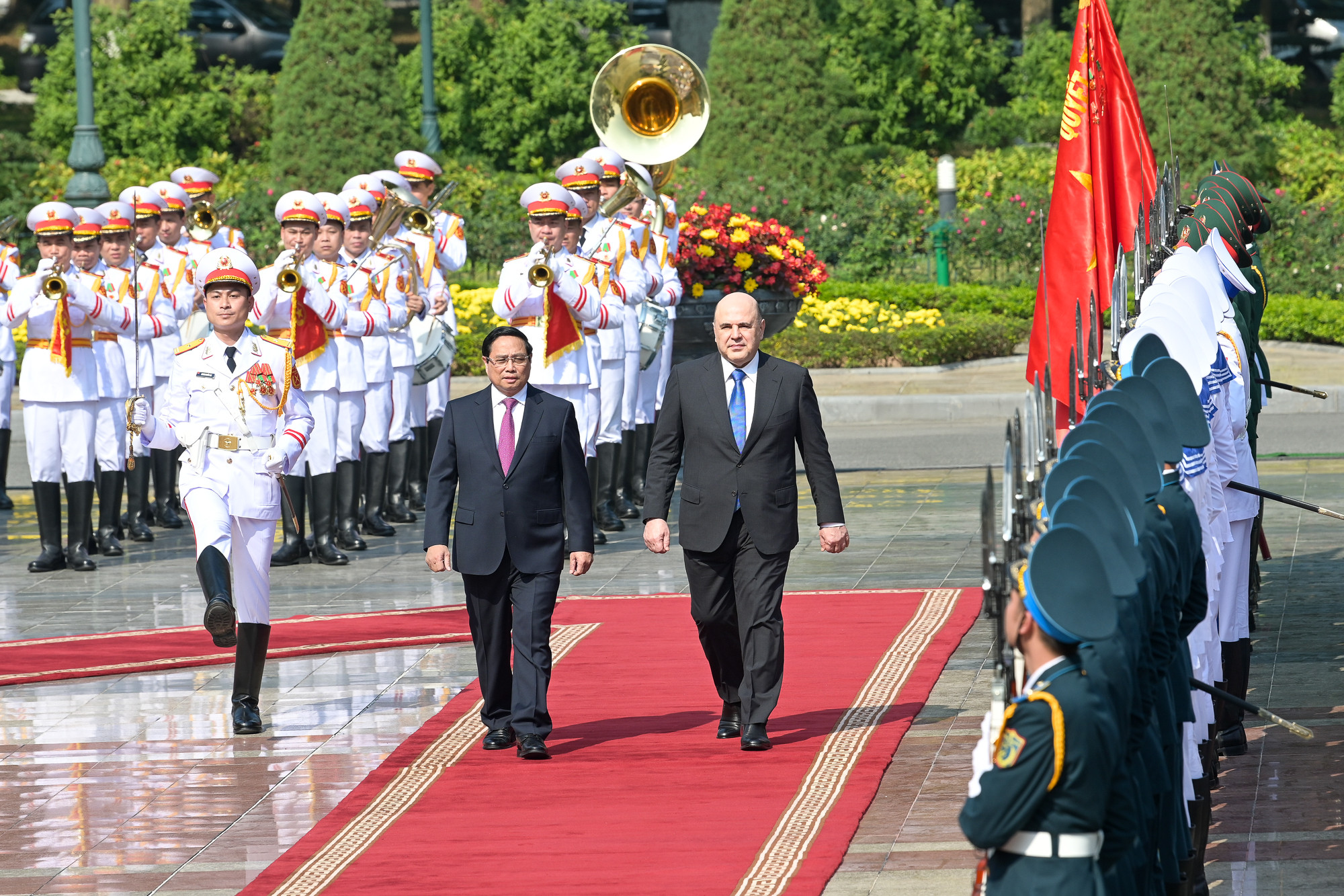 Hai Thủ tướng duyệt Đội danh dự Quân đội nhân dân Việt Nam tại lễ đón.