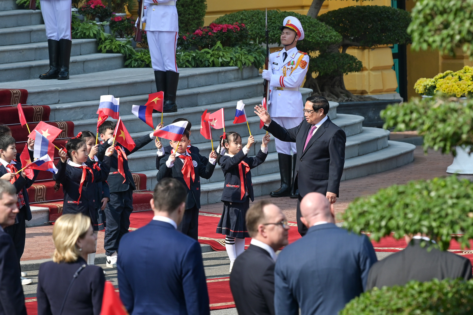 Thủ tướng Phạm Minh Chính vẫy tay chào các em thiếu nhi.