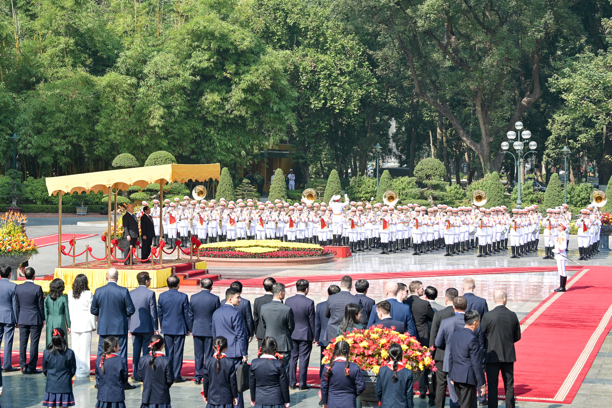 Thủ tướng Phạm Minh Chính và Thủ tướng Chính phủ Liên bang Nga Mikhail Vladimirovich Mishustin trên bục danh dự nghe quân nhạc cử Quốc thiều hai nước.