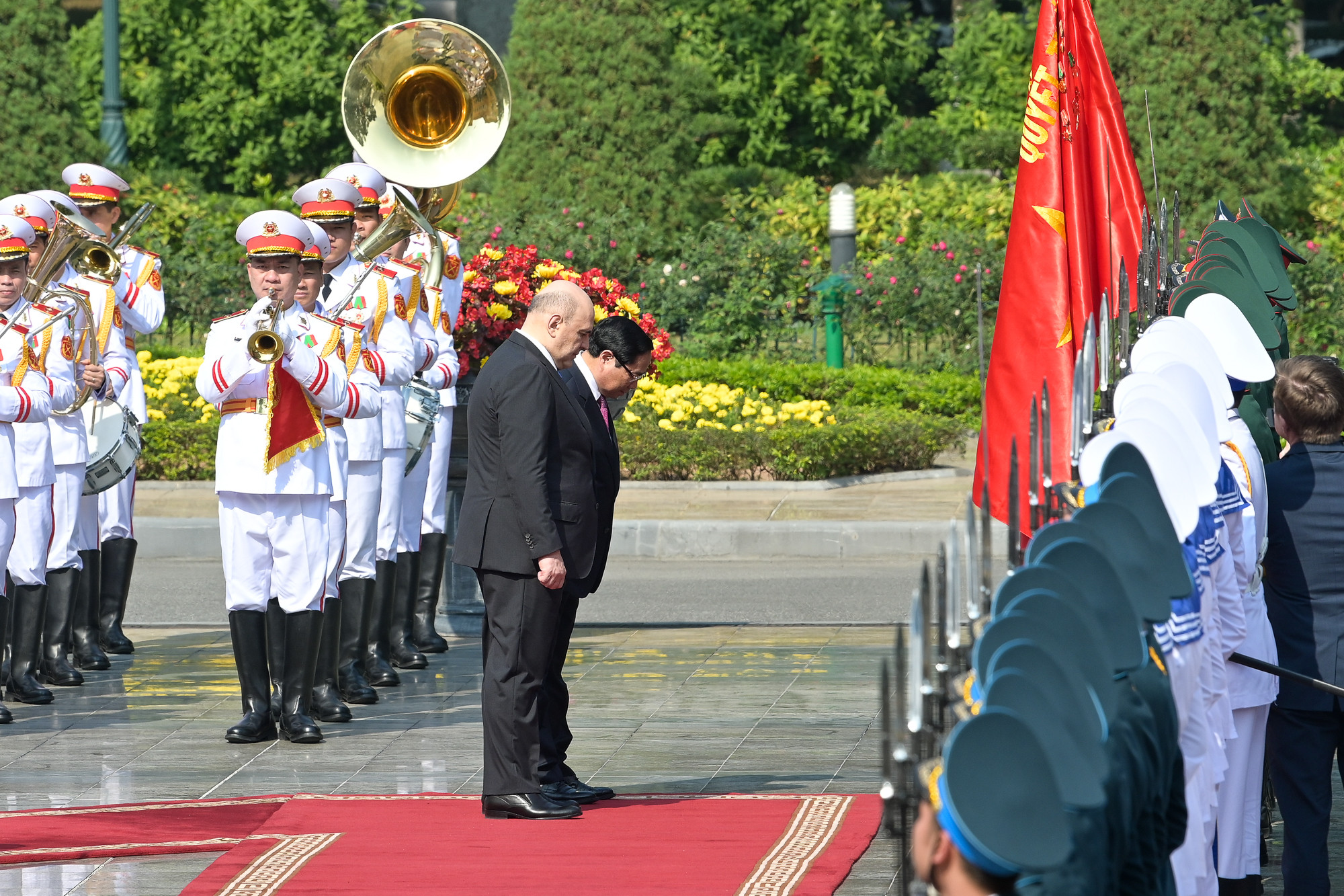 Thủ tướng Phạm Minh Chính và Thủ tướng Chính phủ Liên bang Nga Mikhail Vladimirovich Mishustin cúi chào Quân kỳ Quyết thắng.